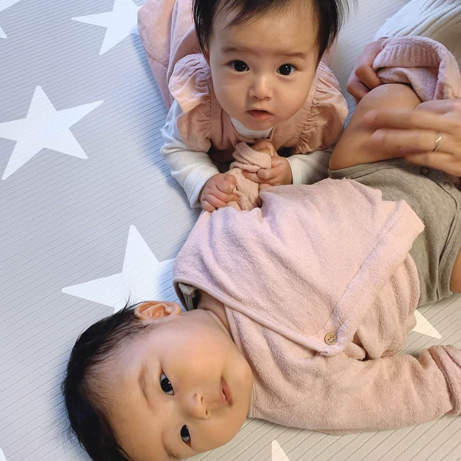 森暖奈さんのインスタグラム写真 - (森暖奈Instagram)「3ヶ月のあくりベビと4ヶ月の娘👶💞 最初は2人とも緊張気味(最後の2枚)だったけど、おててぎゅーしたり、おもちゃ奪い合ったり一緒に遊べたね🧸笑 お互いのことお友達と認識し始めるのはいつ頃かなぁ🥰たのしみ🥰  #令和ベビー#女の子ベビー#0歳#0歳4ヶ月#0歳3ヶ月#同い年ベビー #ハーフベビー#乳児#コドモノ#ママリ#赤ちゃんのいる生活」12月28日 20時05分 - moriharuna71