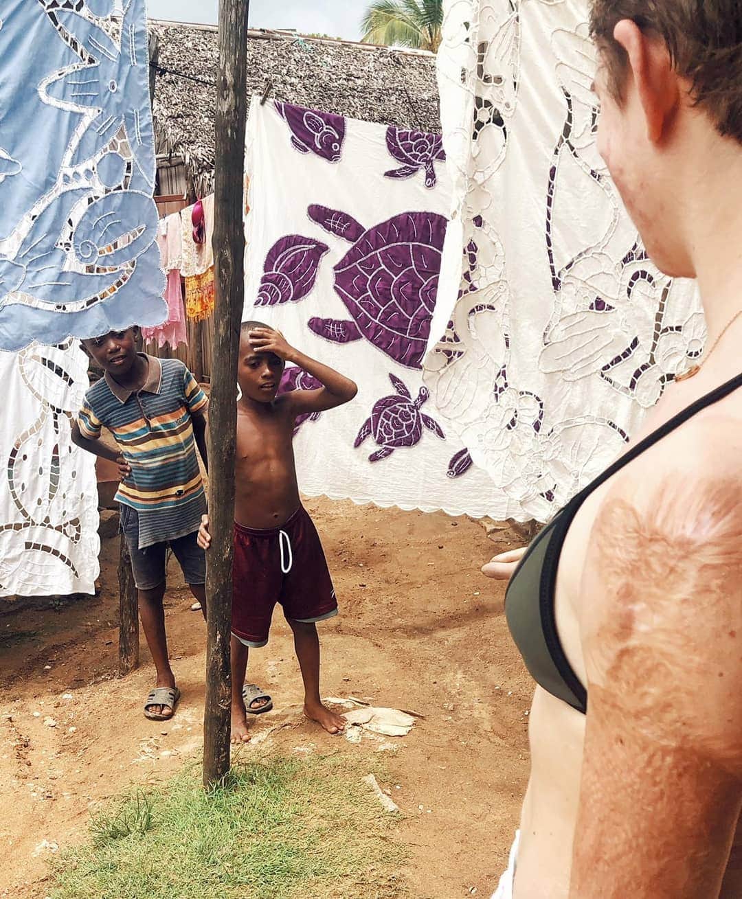 ベアトリーチェ・ヴィオのインスタグラム：「Ieri siamo approdati in Madagascar... 🛥🏝 convinti di trovare pinguini carini e coccolosi 🐧🥰 e invece abbiamo trovato un sacco di bambini incuriositi dalle protesi 🧐😍 • • • #Madagascar #ILoveAfrica #costagrammer #costamediterranea @costacruisesofficial」