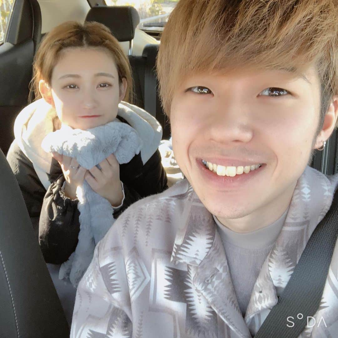 田南輝一のインスタグラム：「仕事納めして久々にデート。 . . もちろん息子も乗っています。 休みの日に全力の癒し癒されな夫です。いつもありがとう。 . #漏れなく盛れます #SODA #lamp #るぅきぃ #家族 #夫婦  #デート #お出かけ #休日」
