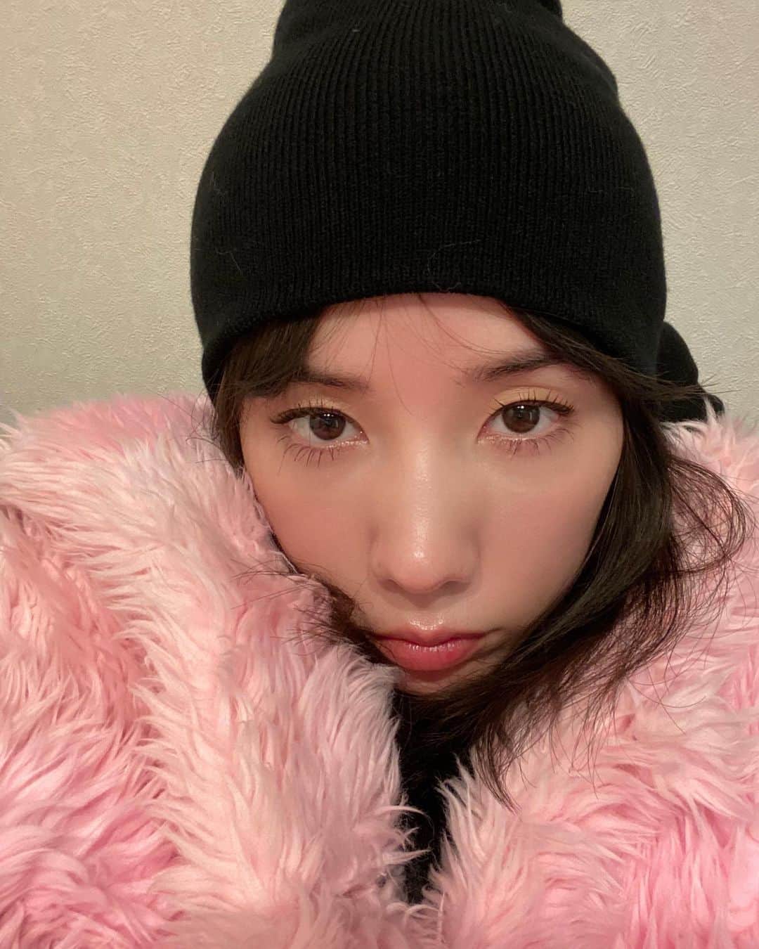 仲里依紗のインスタグラム：「もふ💗  #ドラマの現場でこのコート #ピーちゃんって呼ばれてます😂」