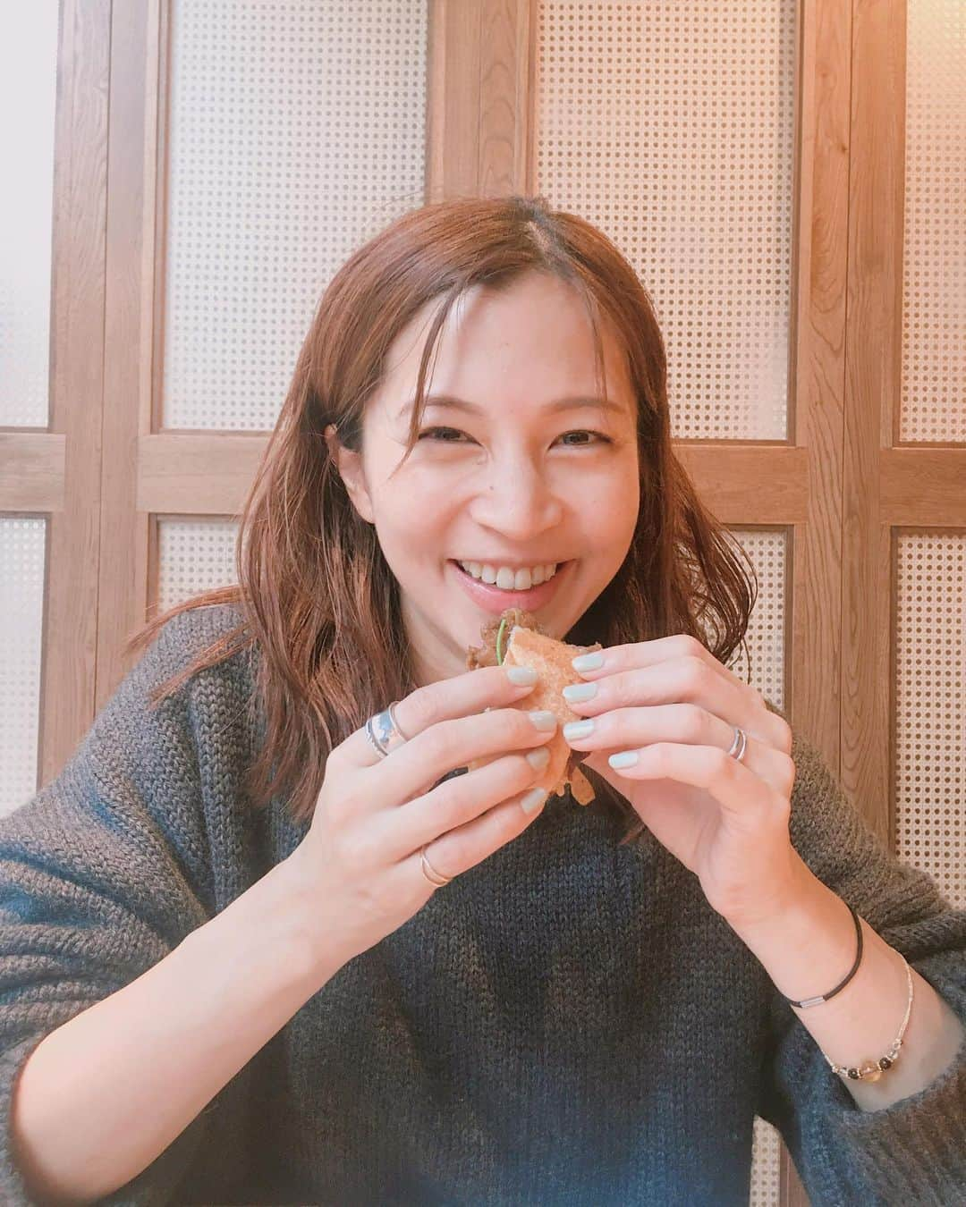 安田美沙子さんのインスタグラム写真 - (安田美沙子Instagram)「こないだ、スイミング後に、友人達と恵比寿でランチ❤️ スイムキャップで、髪の毛ペタンコ で失礼します。笑 ハワイからやって来た、ベトナム料理😍バインミーずっと食べたかったから嬉しい。。。 ベジタブルフォー&BBQのバインミー✨プール後にしみるー✨ . . . . #instagood #lunch #バインミー #ベトナム料理 #hawaii #yammy  #春巻き #パパイヤ #フォー #swmming #はらぺこり @pigandtheladyjp」12月28日 20時09分 - yasuda_misako