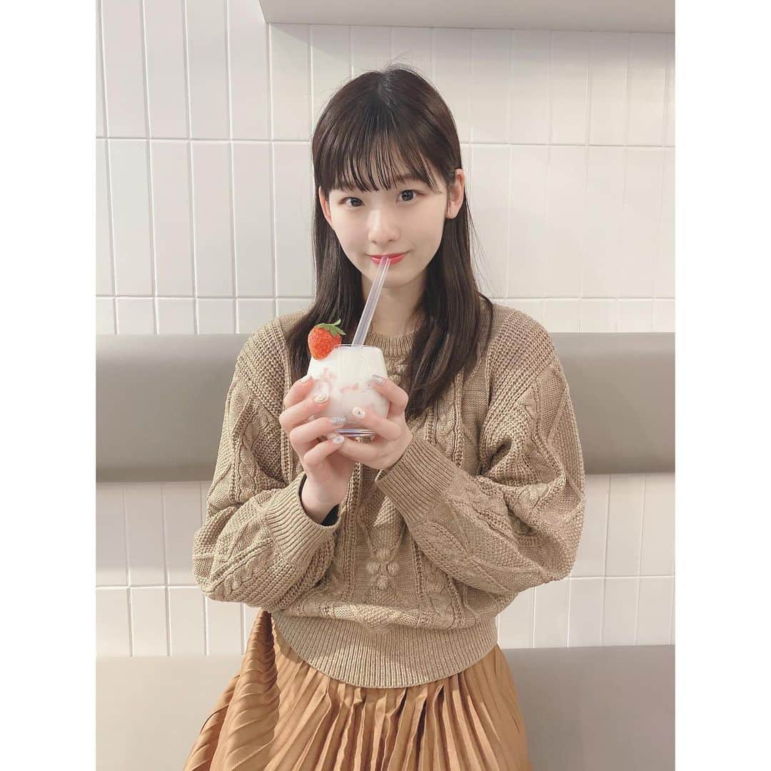 浅井七海さんのインスタグラム写真 - (浅井七海Instagram)「.﻿ いちごみるくです🍼🍓﻿ お店の前にいちごみるくが﻿ 期間限定であるよっていう﻿ 看板を見つけてそれがおいしそうで入ったお店！﻿ 落ち着いて過ごせる場所でした🐏💭﻿ 美味しかったからまた飲みたい。。。🥺💓﻿ ﻿ This is strawberry milk.🍼🍓﻿ I found a signbord in front of the shop that the strawberry milk are for a limited period of time.﻿ That's the cafe that looked delicious!﻿ It was a place where I could relax.🐏💭﻿ I thought it was delicious, so I would like to drink again.🥺💓﻿ ﻿ #가로수길 #가로수길커피 #커피 #cafeBONSUA﻿ #カロスキル #カロスキルカフェ #いちごみるく #めぐさんレンジャーいちごみるく」12月28日 20時14分 - naamin48_