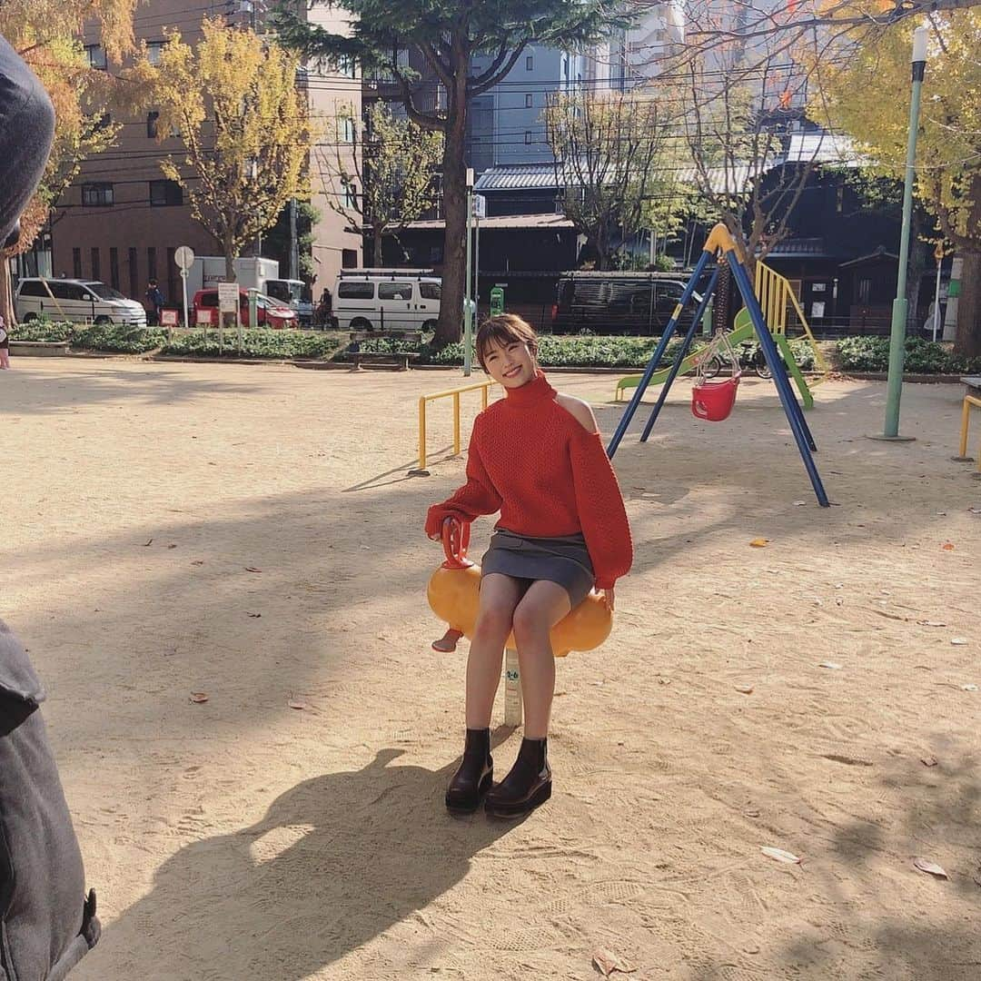 渋谷凪咲さんのインスタグラム写真 - (渋谷凪咲Instagram)「公園デート🤝🧡 . . でもデートするなら、こんな風に ぽかぽかの公園で遊んだり、 なんでもない道をお散歩したり、 ベンチでスズメを見ながらゆっくりお話ししたり、 のんびりした時間を楽しみたいなあ〜🌼 . . #月刊エンタメ　さん #オフショット #デート #でも今の季節肩出しはちょっぴり寒いかもね〜☺️❄️ #よかったら #左肩の穴に手をかぶせて温めて下さいな☺️💕ふふ」12月28日 20時18分 - nagisa_nikoniko