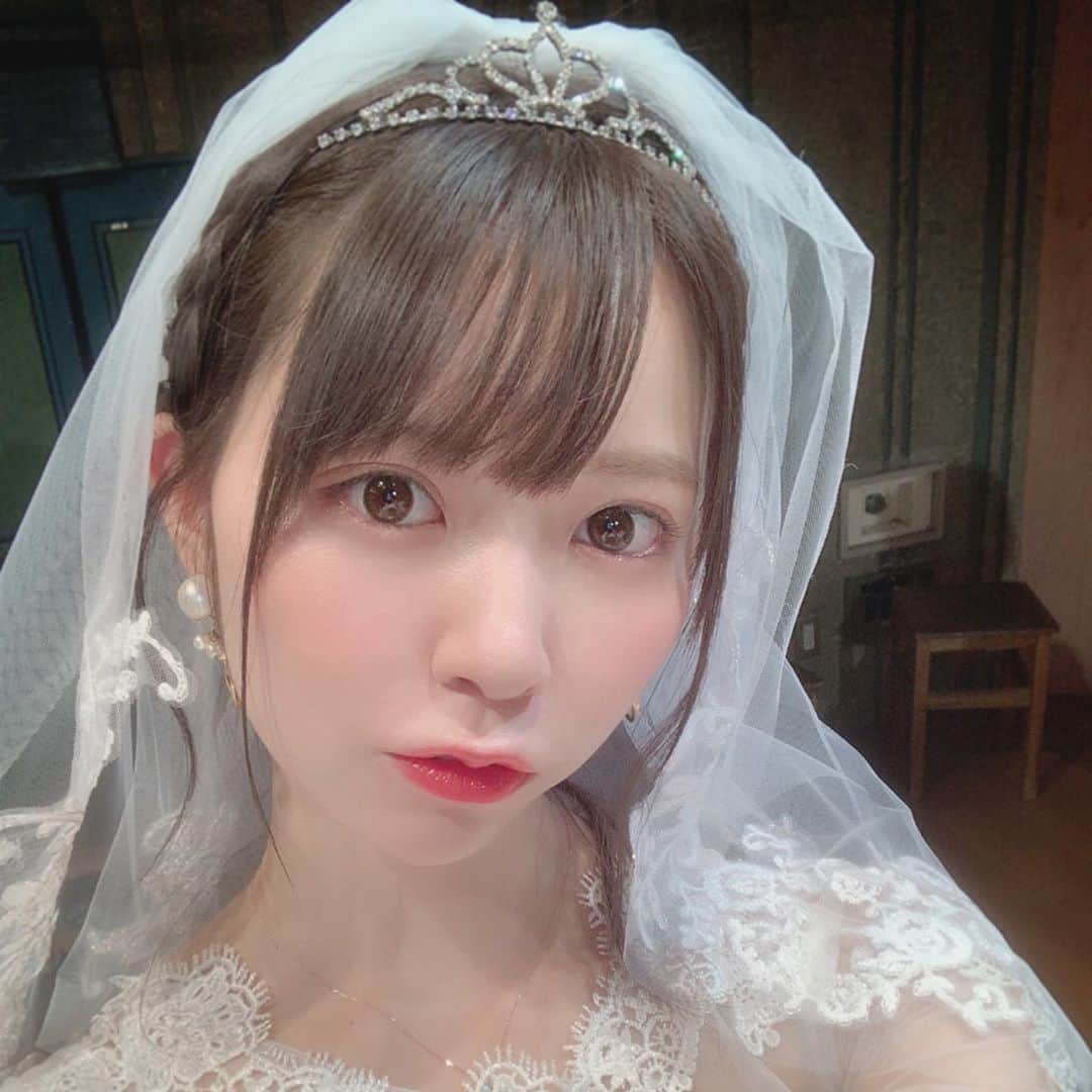 楠ろあさんのインスタグラム写真 - (楠ろあInstagram)「舞台「君は嘘と知らない」 本当にありがとうございました ・ ・ 君知らロスがしばらく続いていていつ載せようかとしていたら結構時間が経ってしまいましたごめんなさい、、、。 ・ ・ この１か月、水城優奈という人間と真剣に向き合いました。 優奈は風早に対して、浩一に対してこの時どんな気持ちを抱いたんだろう、５年後の優奈はなにを想ったんだろうとずっと考えていました。 ５年後の優奈が風早に対して書いた手紙も、私が優奈と出会った一か月前と舞台に立った時では感じ方が全く違いました。 ・ 稽古の時から何度も同じシーンを演じて、演じれば演じるほど優奈は実はこんなことを思ってたんじゃないか、本当はとても前向きな気持ちでラストシーンを迎えたんじゃないか、色んなことを考えては涙があふれました。 ・ 最期まで優奈の幸せを願って好きとは一度も口にせず自分自身の病気と闘った風早の強さ、一途に優奈を想い続け幼馴染みとして支え風早に会いに行こうと言える浩一の強さと愛にとてもラストシーンは打たれました。恋愛だけではなくこの作品には熱い友情、家族愛、1時間45分にたくさんの愛が詰まっている作品でした。 ・ 水城優奈を演じれた事、そしてこの座組でこのメンバーで作品を作れた事、本当に幸せでした。最高の座組でした。大好きです。ありがとう劇団ToyLateLie ・ ご来場頂き誠にありがとうございました！ また水城優奈としていつかお会いできますように。  水城優奈役　楠ろあ」12月28日 20時30分 - roa.k6