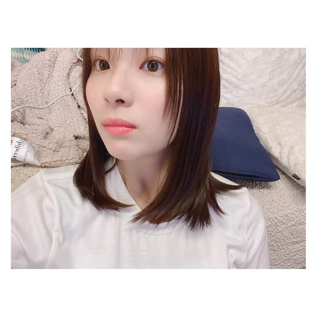 足立梨花さんのインスタグラム写真 - (足立梨花Instagram)「今年最後の髪の毛メンテナンス💇‍♀️﻿ いつもより少し明るめのピンクをいれて前髪整えてピコトリートメント﻿ ﻿ 今年も野口さんのおかげで私の髪の毛守られました☺️🙏﻿ ﻿ ってか、背景きたなすぎないか？笑﻿ ソファーの上どないなっとんねん﻿ ﻿  #ROI #ピコトリートメント #表参道 #カラー #ハイライトいれて #ピンク #背景考えろ #www」12月28日 20時25分 - adacchee