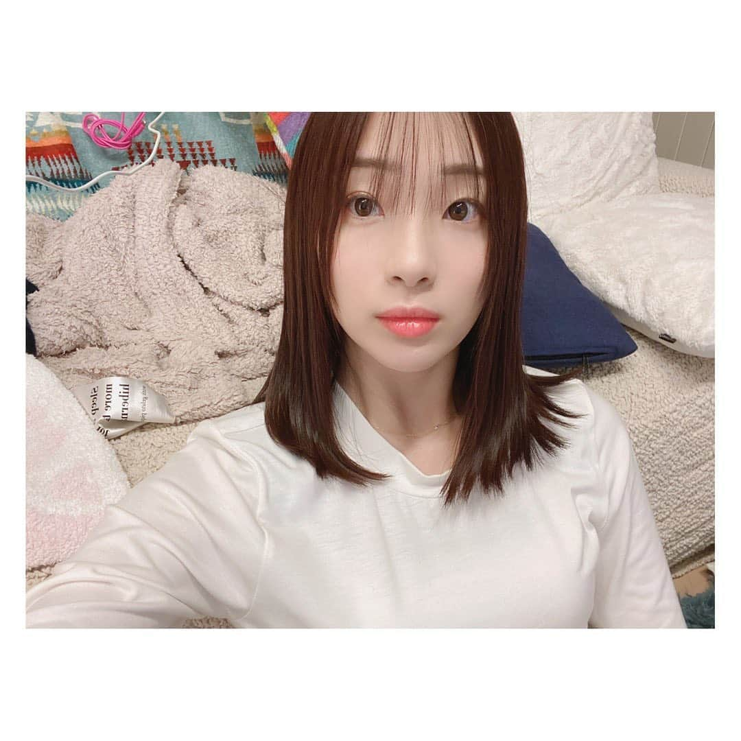 足立梨花さんのインスタグラム写真 - (足立梨花Instagram)「今年最後の髪の毛メンテナンス💇‍♀️﻿ いつもより少し明るめのピンクをいれて前髪整えてピコトリートメント﻿ ﻿ 今年も野口さんのおかげで私の髪の毛守られました☺️🙏﻿ ﻿ ってか、背景きたなすぎないか？笑﻿ ソファーの上どないなっとんねん﻿ ﻿  #ROI #ピコトリートメント #表参道 #カラー #ハイライトいれて #ピンク #背景考えろ #www」12月28日 20時25分 - adacchee