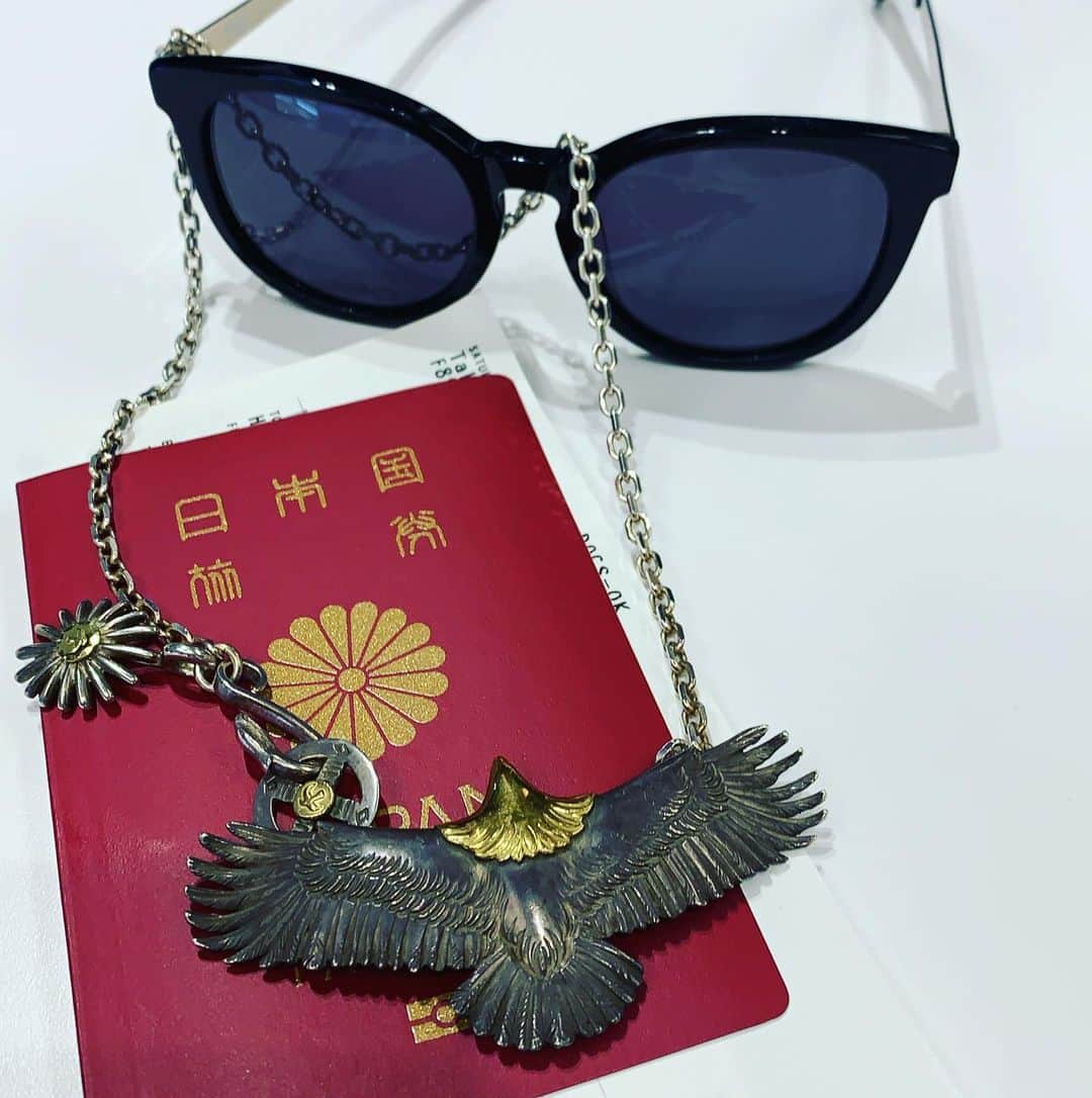 石川雄洋のインスタグラム：「👋👋👋 旅のお供🕶🦅 #thisbyinari #goros」
