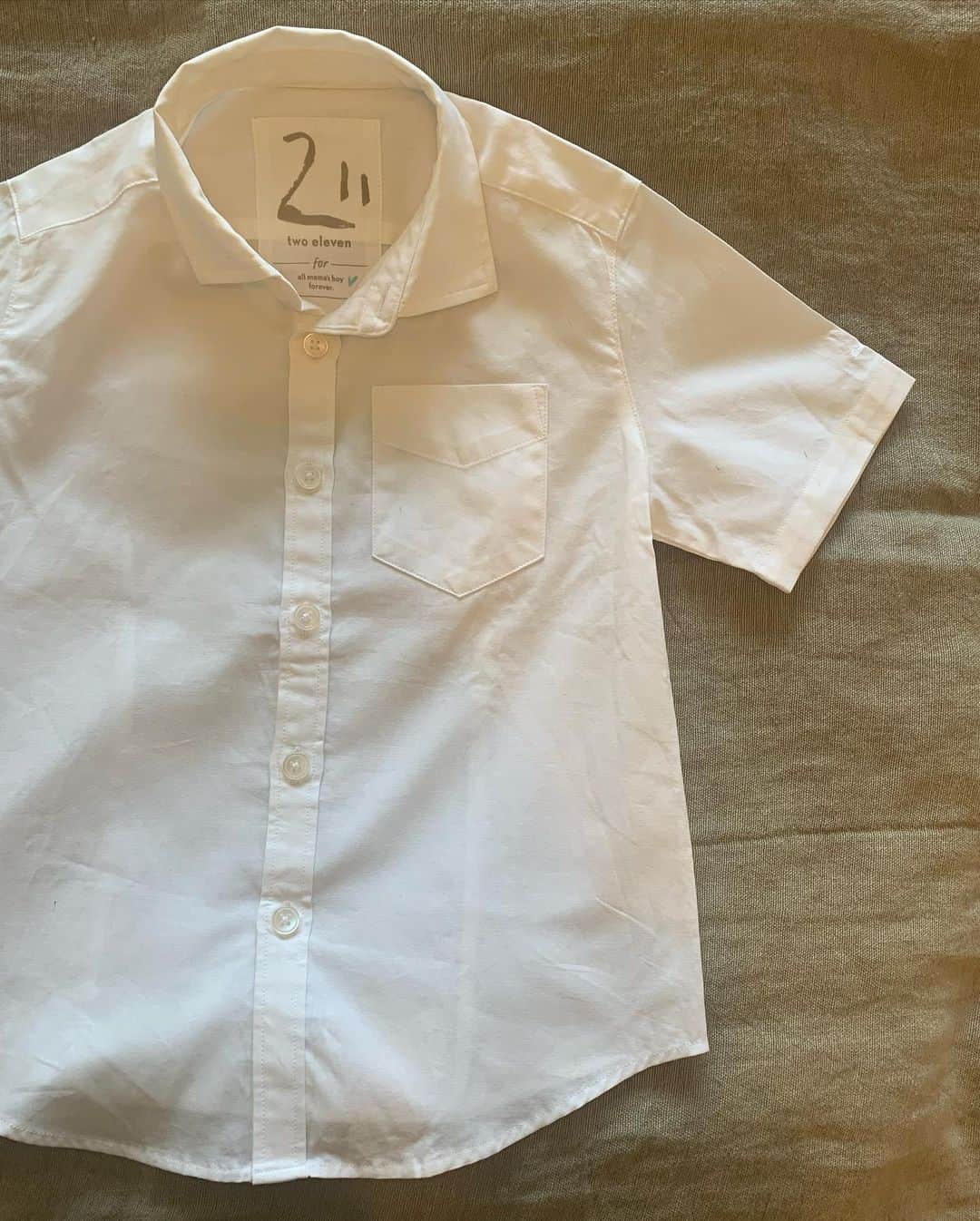 鈴木六夏さんのインスタグラム写真 - (鈴木六夏Instagram)「2015年にスタートしたキッズブランド two eleven。 「男の子のためのシャツ」として作ったブランドでしたが、女の子の母にもなった今、改めて見て、  これQに着せても可愛いなぁと。  １枚づつしか在庫がないものもありますが、 2019年最後に70%OFFになっています😆  １枚目、圧縮ウールのシャツ ２枚目、鮮やかなチェックのネルシャツ は本当に柔らか、1枚で冬のカジュアルがキマる超オススメ。  ３枚目、ストレッチデニムのシャツ ４枚目、パッチワーク素材のシャツ は1年を通して活躍、  ５枚目、コットンレースのシャツ 在庫ありは長袖のみになりますが、  春先にも、冬に襟だけだしてもとても可愛く、 男子にレース。が大好きでした。 女の子には言うまでもなくバッチリ。  ６枚目、ベーシックな白シャツは 半袖、長袖あり。目立つブランドマークもなく、 カチッとしすぎない生地なので、普段着からオケージョンまで活躍します。  先日 two eleven の地味名品(笑)キッズ用インナーをご購入頂いた皆様ありがとうございました！一瞬で完売。感謝です！  長袖のSが２枚のみ、在庫追加されましたので宜しければぜひ😆シャツ、インナー共に在庫限りとなっております。  プロフィール部にオンラインのURL 貼っておきます♡」12月28日 20時43分 - rikuka.62