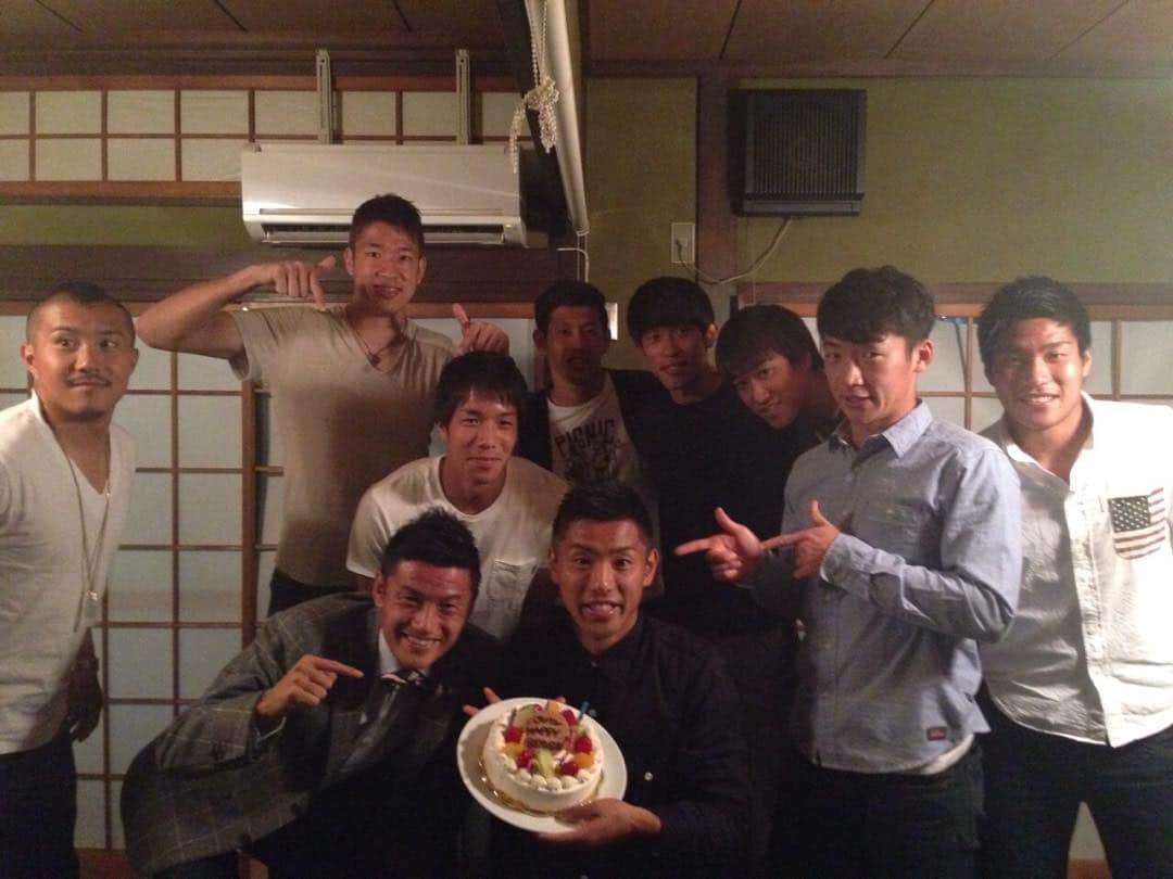林彰洋のインスタグラム：「池田 圭 大先輩  逆から読んでもイケダケイ大先輩からの誘いがあり鳥栖にいった経緯間違いありません。  高校時代、大学時代、そしてプロ生活と本当にお世話になった圭くん。  正直に引退は寂しいです。 鳥栖でよりよい時間を過ごせたのは圭くんの存在があったからこそ‼️といっても過言ではありません。 サッカーだけでなく、私生活においても多大な影響を受けた先輩です。  お疲れ様でした。 またこれからもよろしくお願いします。 #池田 圭 #大先輩 #お疲れ様でした #これからもよろしくお願いします  #ちなみにこれは昔の写真です。」