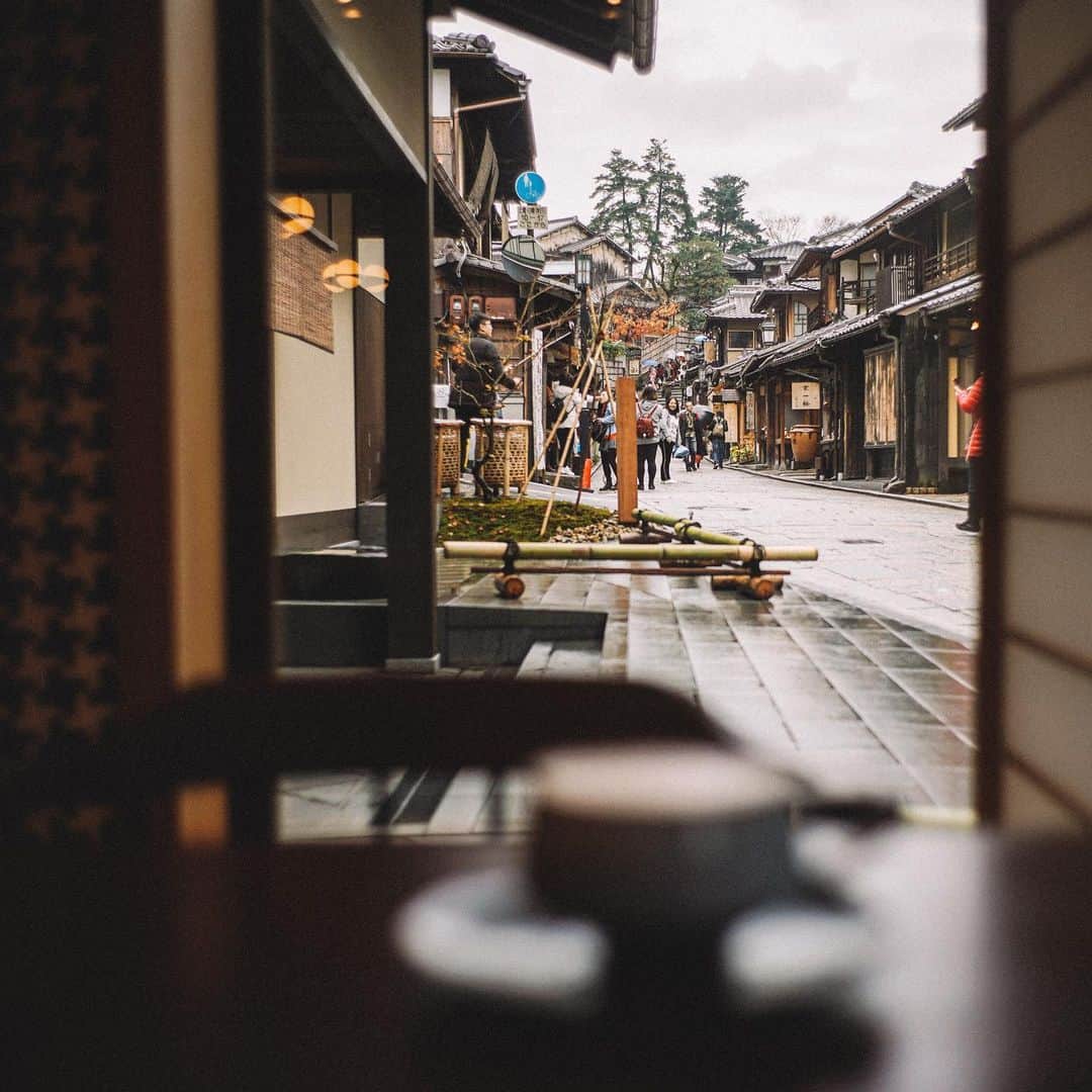 Naokoのインスタグラム：「blissful moment.. * 1.2枚目は二年坂を眺めながら食事ができるKYOTO BISTROにて。通りからも入店できるカジュアルさが心地よかったです。  3枚目からはシグネチャーレストラン八坂でのフレンチスタイル鉄板焼をいただいたときのものです。食材を焼くというよりフレンチを目の前で料理していただいた、という贅沢なディナーでした。一品一品に込められた味のハーモニーが本当に美味しかったです。  最後は八坂のお隣でディナー後に移動して愉しむことができるバー琥珀になります。ここでしか飲めないお酒もあり京都を強く感じながら素敵な時間が過ごせそうでした。  #parkhyattkyoto  #parkhyatt #hyatt #Ad」