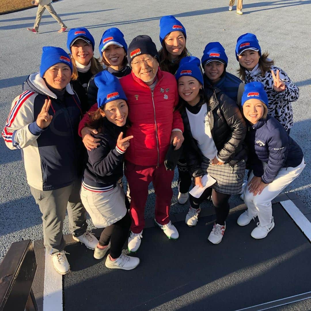 川満陽香理のインスタグラム：「昨日は葛城で第３回ビッケカップ！うなぎパイたくさんいただきました！大好き😘❤ありがとうございます😊 この石川先生の笑顔‼️ 会いに行けてよかったです♪ 沖縄の伊波先輩と後輩の弓削くんにも会えた❗️ 葛城に負けちゃって悔しかったから、打ち納めの予定を変えて、別の日にまた年内ゴルフすることに🏌️‍♀️笑」