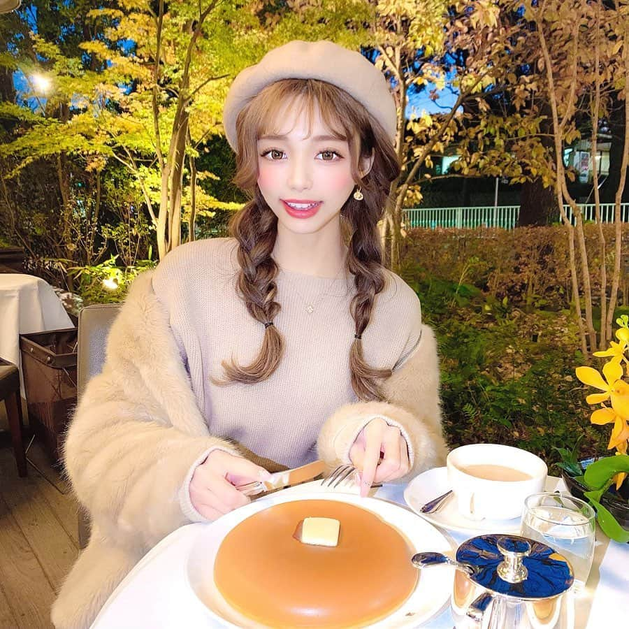 あやちゃんさんのインスタグラム写真 - (あやちゃんInstagram)「つるつるのホットケーキ🥞🥺❤️ 服装と髪型も合わせてみた🥰 ずっと行きたかったから幸せすぎたよー✨ テラス席はこの時期寒いけど 映え映えしたい人は間違いなくテラスだね🌳🌼🌷 ドリンクおかわり無料だからホットドリンクに助けられました☺️☕️ ケーキセット1600円だったかな🙆‍♀️ @selectshop_lumignon のベージュニットにしてみた🍒 #ウエストガーデン青山 #ホットケーキ #パンケーキ #🥞 #乃木坂カフェ #六本木カフェ #カフェ巡り #ベレー帽 #三つ編みアレンジ #みつあみ #ファーコート #ベージュコーデ #ナチュラルコーデ #ヘアアレンジ #テラス席 #東京カフェ #東京グルメ」12月28日 20時56分 - aya.you.love.r