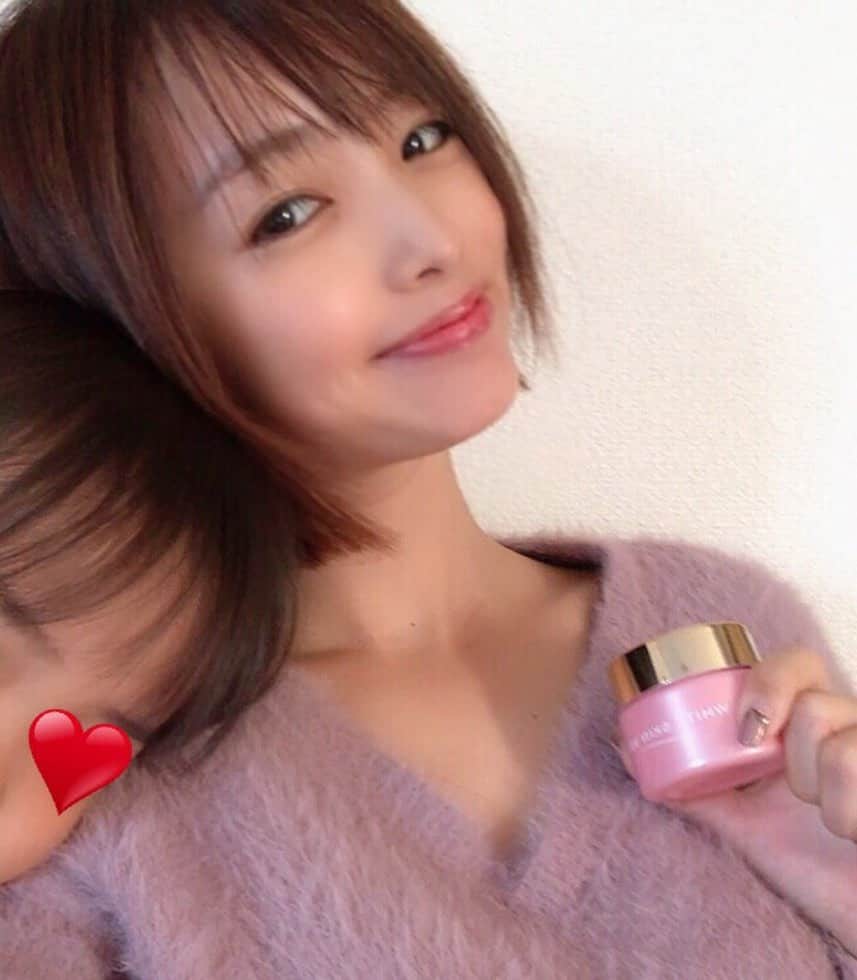 のインスタグラム：「久々の投稿❤️﻿ ﻿ このピンクのは化粧下地なんだけど、﻿ 毛穴とテカリがなくなって、﻿ さらさらな素肌みたいに演出できる優れものなんだ〜😍﻿ ﻿ @whiteskinveil ﻿ ﻿ これ使うようになってから、﻿ 全然テカらなくなったよ🐰💕﻿ ﻿ もう冬休み入ったから、﻿ 写真撮ってたら絶対一緒に映りたがる娘👶笑﻿ ﻿ #ホワイトスキンヴェール #毛穴対策 #下地 #毛穴プログラム #pr #美容 #化粧下地 #テカリ #メイクアップ #ベースメイク #メイク﻿」