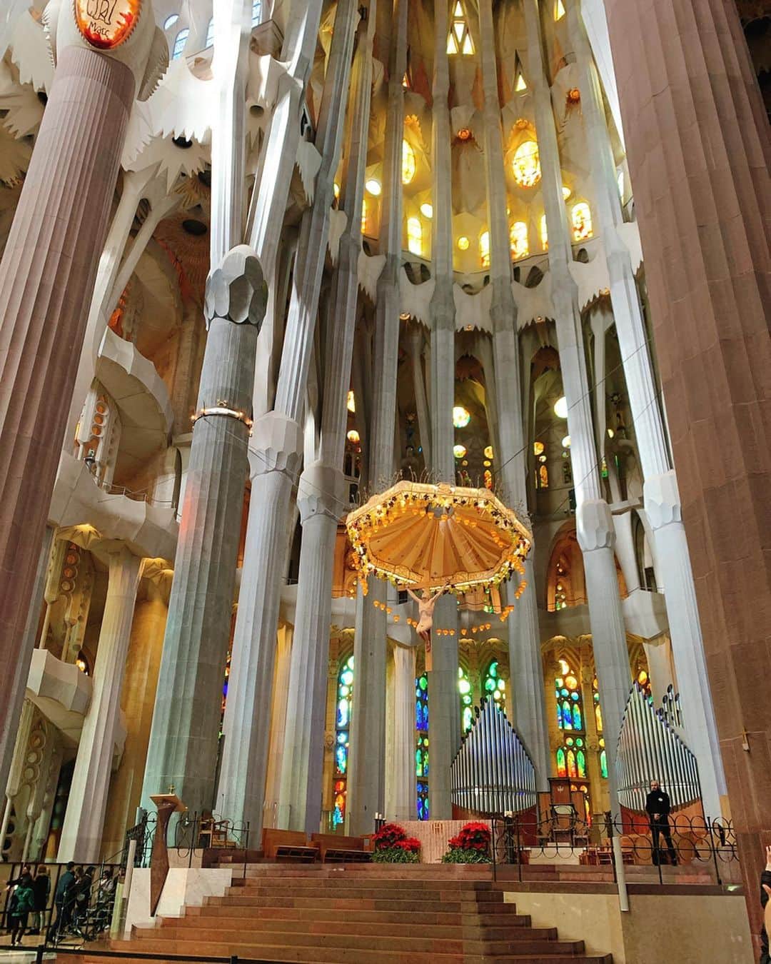 郭圈圈さんのインスタグラム写真 - (郭圈圈Instagram)「很認真分享的一篇文😆 但大家是不是不愛看長文？💔 - 曾經以為自己再來 #巴塞隆納 會是在聖家堂完工後，結果就在它還沒完工我又來了第三次！ - 這次是第二次踏進這座以自然主義建築美學的 #聖家堂 對Gaudi高第的認識又多了些 真的強力推薦大家來的話一定要買含有Audioguide語音導覽的票🎫！自己走馬看花跟有專業解說真的不一樣！也會更了解每一處設計的用意，因為每個設計都不是偶然，都是有象徵與建築意義的設計！ - 例如聖家堂的高度為172.5公尺，是為了不超過附近的山⛰️-蒙居義克山Montjuïc的180公尺，因為高地認為人作之物不能高於神作之物，也可以反映出高地對大自然的尊敬。 - 還有這些柱子～像不像森林裡的大樹幹🌳其中還有不同的顏色，你發現了嗎～有四隻偏褐紅色的，是其中最高最粗的石柱，用來支撐聖家堂最高的塔樓。 - 甚至連門口柱子下的兩隻龜，一隻是有腳的陸龜🐢、一隻是有鰭的海龜，代表鄰近的地中海與山。 - 真的是很有意思的一個大作 期待它2026年完工！ 第四次來應該真的是它完工之後了吧😆😆😆 #leainbarcelona#lea_europe  #barcelona . . #巴塞隆納必吃#巴塞隆納遊記 #巴塞隆納景點#必去#世界文化遺産 #世界文化遺產 #巴塞隆納#barcelonafoodie#barcelonabrunch#brunchtime#europetravel #lea_spain #barcelonagram #巴塞罗那#barcelonaspain#聖家堂#sagradafamilia#sagradafamiliabarcelona#sagradafamília」12月28日 20時52分 - helloiamlea