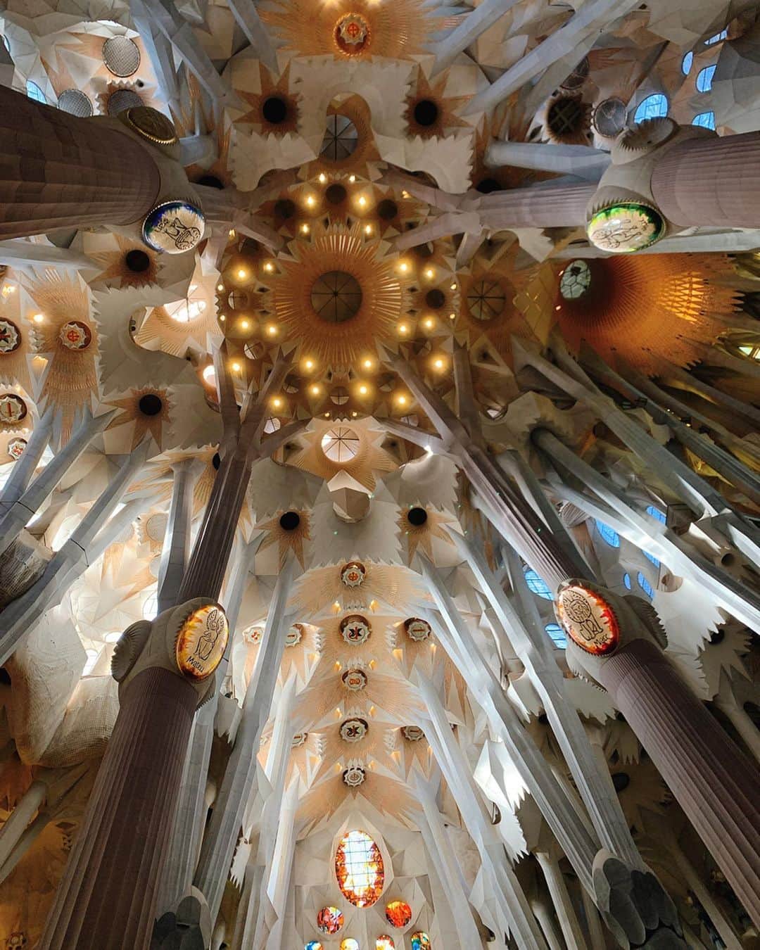 郭圈圈さんのインスタグラム写真 - (郭圈圈Instagram)「很認真分享的一篇文😆 但大家是不是不愛看長文？💔 - 曾經以為自己再來 #巴塞隆納 會是在聖家堂完工後，結果就在它還沒完工我又來了第三次！ - 這次是第二次踏進這座以自然主義建築美學的 #聖家堂 對Gaudi高第的認識又多了些 真的強力推薦大家來的話一定要買含有Audioguide語音導覽的票🎫！自己走馬看花跟有專業解說真的不一樣！也會更了解每一處設計的用意，因為每個設計都不是偶然，都是有象徵與建築意義的設計！ - 例如聖家堂的高度為172.5公尺，是為了不超過附近的山⛰️-蒙居義克山Montjuïc的180公尺，因為高地認為人作之物不能高於神作之物，也可以反映出高地對大自然的尊敬。 - 還有這些柱子～像不像森林裡的大樹幹🌳其中還有不同的顏色，你發現了嗎～有四隻偏褐紅色的，是其中最高最粗的石柱，用來支撐聖家堂最高的塔樓。 - 甚至連門口柱子下的兩隻龜，一隻是有腳的陸龜🐢、一隻是有鰭的海龜，代表鄰近的地中海與山。 - 真的是很有意思的一個大作 期待它2026年完工！ 第四次來應該真的是它完工之後了吧😆😆😆 #leainbarcelona#lea_europe  #barcelona . . #巴塞隆納必吃#巴塞隆納遊記 #巴塞隆納景點#必去#世界文化遺産 #世界文化遺產 #巴塞隆納#barcelonafoodie#barcelonabrunch#brunchtime#europetravel #lea_spain #barcelonagram #巴塞罗那#barcelonaspain#聖家堂#sagradafamilia#sagradafamiliabarcelona#sagradafamília」12月28日 20時52分 - helloiamlea