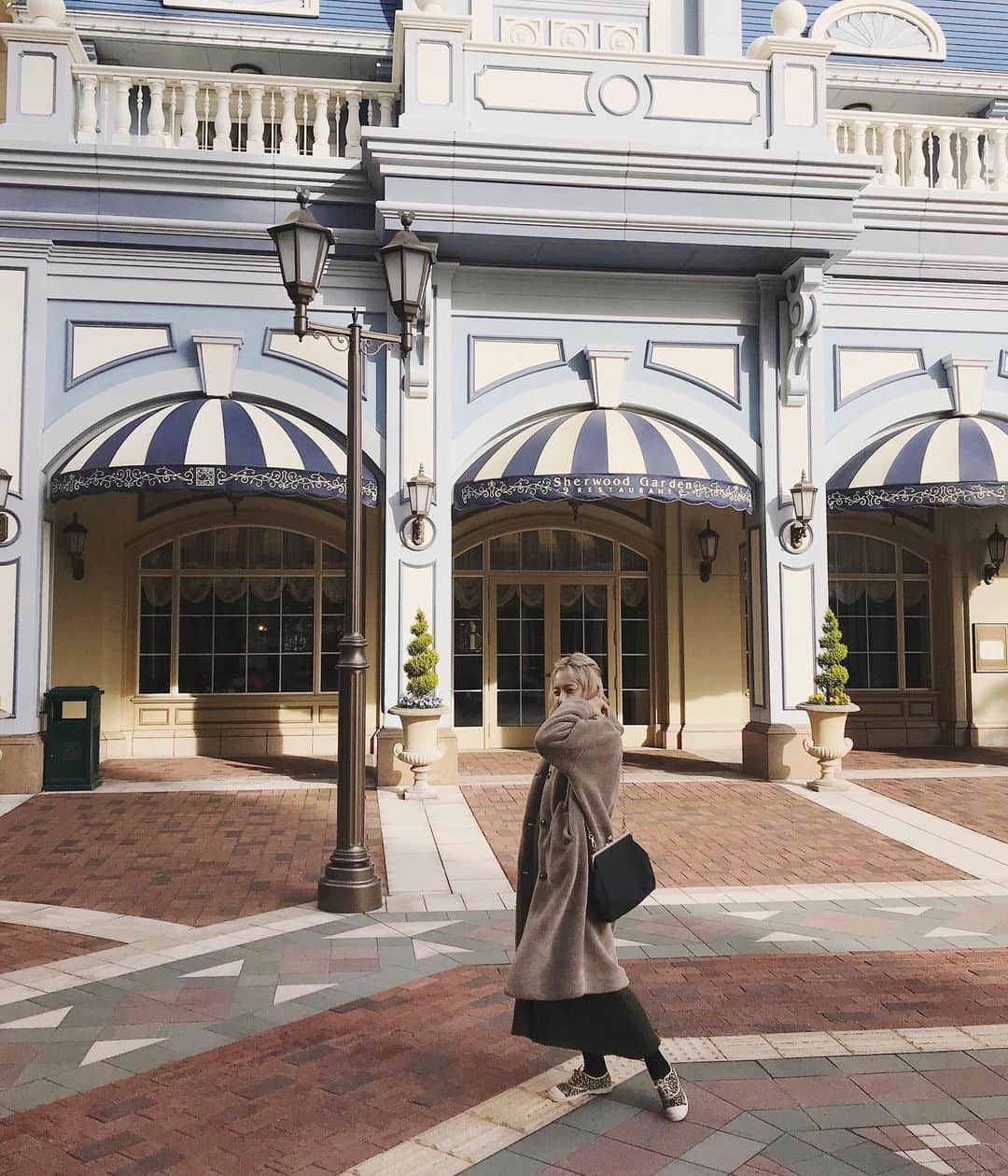 のインスタグラム：「Disneyで遊ぶ日は とにかく楽さを重視☝🏼 @bensimoncollection の レオパード柄スニーカー 🐆 ボアの中敷きが温かくて、 足が冷えることなく一日を過ごせました〜 深いグリーンのニットワンピは @candystripper_official 🌲 コートとポシェットは RUBYのもの。 ・ このエコスウェードコインポシェット、 とっても使いやすいサイズ感。 お財布 iPhone コスメ 子の水筒も ぜんぶ入れられて、 肩がけできて両手が空くので 遊びまわるのにぴったりでした。🎠 ただいま web storeで sale価格にプライスダウン中✨ @ruby_and_you ✨」