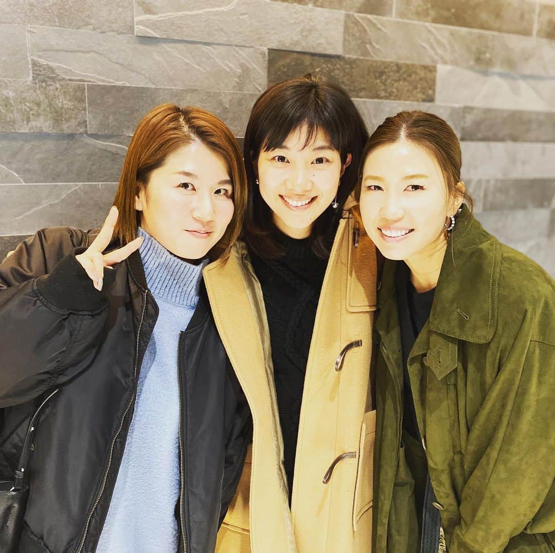 のインスタグラム：「・ ・ 昨日はレイちゃんとラジオ終わりにお茶行こう〜ってなって、そのまま夜ご飯までひたすらお喋りしてました🥰 ・ ・ 夜ご飯では念願の桃子ねぇさんともお会いでき、最高な夜になりました‼️ ・ ・ 楽しすぎたし話し足りないし、私の語彙力とつぜんどっかいくけど、いっぱい話し聞いてくれるお二人に感謝な夜でした💕 ・ ・ レイちゃん桃子さんありがとうございました💖💖💖 ・ ・ #潮田玲子　ねぇ #上田桃子　ねぇ #年上お姉さん #大好き #出会いに #感謝」