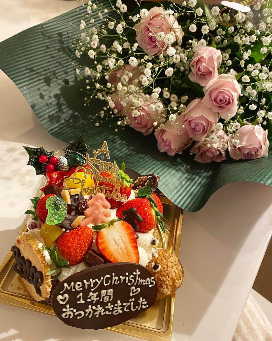 姫野れみのインスタグラム：「12/24 #christmaseve 🎄❤︎ 娘が初めてのクリスマスだからまだ食べられませんが とっても可愛いクリスマスケーキを🎂♩♩ 1年間お疲れ様でした！と付け足してもらい 喜んでくれるかな〜ってしてたら メリークリスマス & 1年間ありがとう！って 大きな花束を抱えて帰ってきてくれました🥺💐 今年は怪我に入院に出産に入院(高熱)に...と 大変な1年だったけど この人じゃなかったら 乗り切れなかったと思います。大変すぎて😂 夫の入院中、毎日面会時間ぴったりの 朝から夜までずっといたのが懐かしい😂✨ こちらこそいつもありがとう １年間 & リハビリ & 選手会長お疲れ様でした！！ 選手、スタッフの方々、サポーターの方々、 今シーズンお疲れ様でした！ありがとうございました！ ・ 携帯落とされて画面にヒビ入ったけど 許してあげよう😑😂笑 ・ #merrychristmas #christmas #xmas #christmasdinner #baby #girl #babygirl #mamagirl #code #christmascake #cake #クリスマス #クリスマスケーキ #赤ちゃん #クリスマスコーデ #コーデ #ベビー #5ヶ月 #5ヶ月ベビー #女の子ベビー #女の子 #家族写真 #赤ちゃんのいる生活 #べびすたぐらむ」