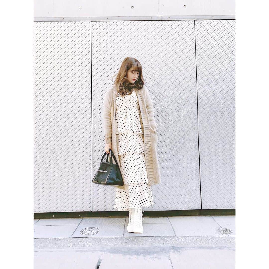津久江麻由のインスタグラム：「🖤 . カーディガン、もふもふでお気に入りだけど 黒のbagには少し毛がつく😣🥺 . . . #dresslave #zara #ザラジョ #ザラジョコーデ #毎日コーデ #カーディガン #お気に入りコスメ #コスメ大好き #メイク好き #デパコス #コスメ紹介 #今日のメイク  #今日のコスメ #プチプラコスメ #メイク好きさんと繋がりたい #コスメ好きさんと繋がりたい #いいね返しは絶対 #おすすめコスメ #コスメ購入品 #コスメ好き #メイク好き #今日のコーデ #今日のコーディネート #本日のコーデ  #ラフコーデ  #todayscode #プチプラコーデ #ぷちぷらコーデ #冬服コーデ」