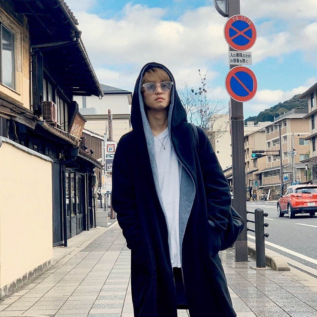 品川翔のインスタグラム：「• • • • いつもと違う雰囲気で！！ • • • • 明日で年内最終公演です！ 今年もあっという間に終わってしまう、、 残り少ない日数ですが 悔いのないように全力で 楽しんでいこう😊 • • • • • • •  #instagood#actor#俳優 #hair#style#l4l#l4f  #sneakers#sneakerhead #KYOTOSAMURAIBOYS #京都サムライボーイズ #KSB#品川brotherhood #AIRJORDAN 1」