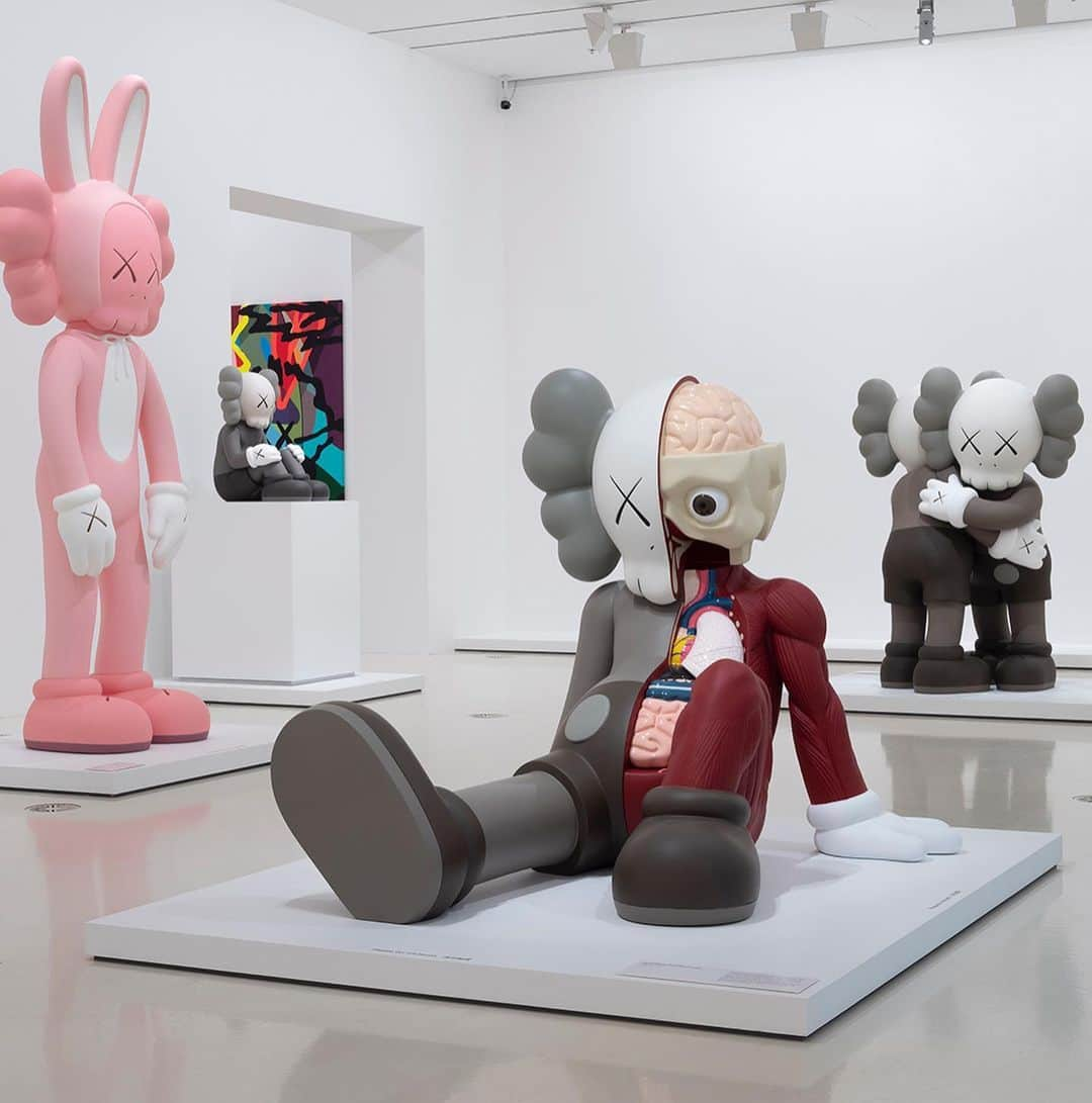 KAWSONEさんのインスタグラム写真 - (KAWSONEInstagram)「COMPANIONSHIP IN THE AGE OF LONELINESS, National Gallery of Victoria, Melbourne, Australia –– SEPTEMBER, 2019  Photo: @jontywilde  #KAWS @ngvmelbourne (On view till April 13th, 2020)」12月28日 20時59分 - kaws