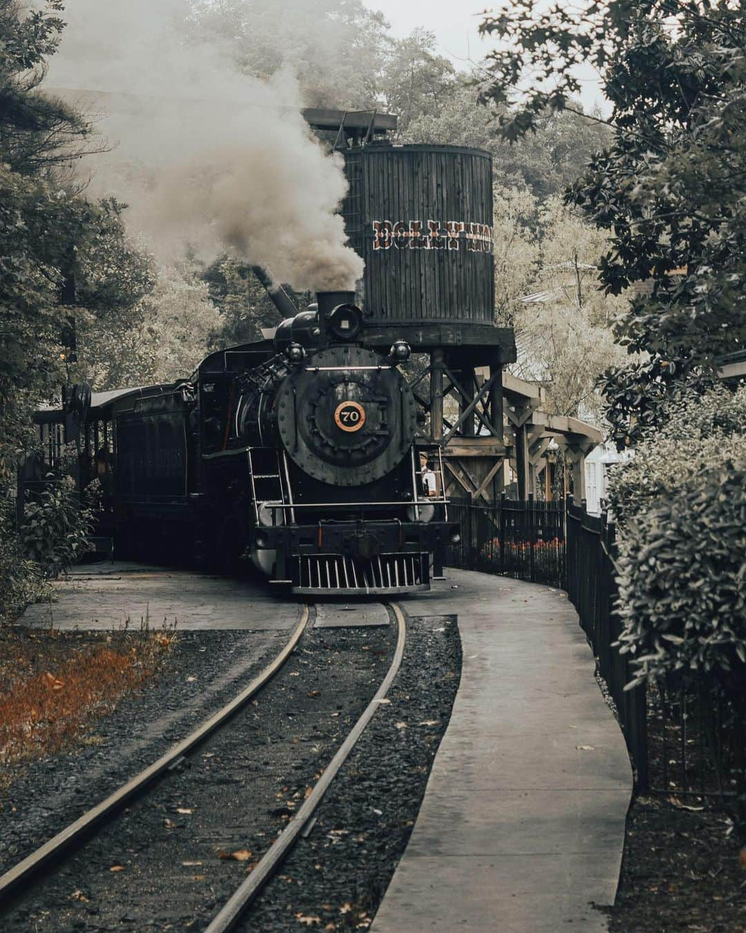 CANON USAさんのインスタグラム写真 - (CANON USAInstagram)「"I took this shot in Tennessee. This train was the first train I've ever ridden despite being 26 years old! Even though it was just a train that went around the park, I still had a lot of fun riding it." #MyCanonStory  Photo Credit: @heyiamigor Camera: #Canon EOS Rebel T2i Lens: EF-S 18-55mm f/3.5-5.6 Aperture: f/5.6 ISO: 100 Shutter Speed: 1/100 sec Focal Length: 55mm」12月28日 21時00分 - canonusa