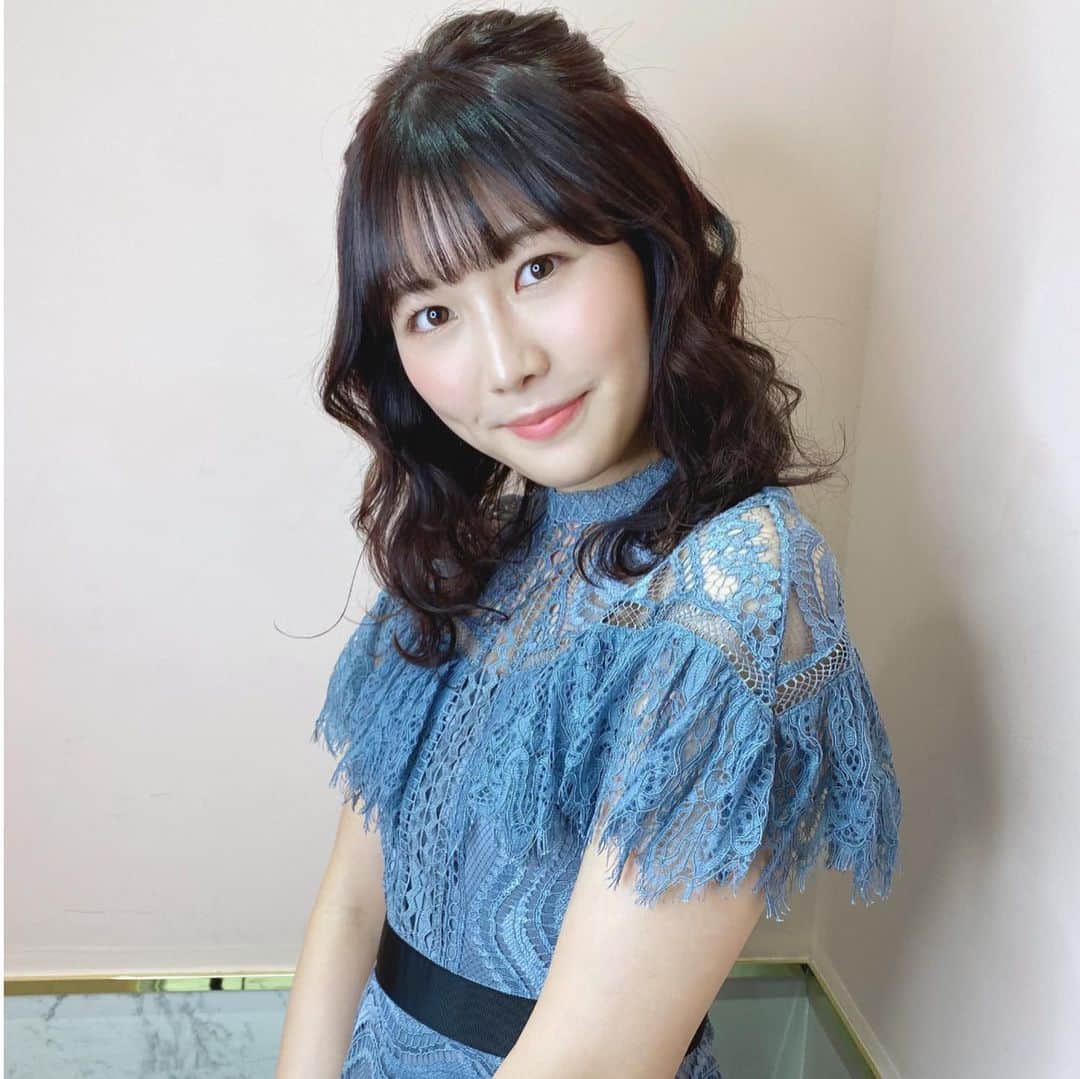 のインスタグラム：「. 先日 @miho__motoyama さんのもとへ🥰  髪色が好評で色んな人に褒められる🥺 光に当たった時の色もめちゃくちゃ可愛いんです♡  あとこの日はイベントもあったので ヘアセットして頂きました💐 こんな素敵で可愛すぎる髪型自分ではまっったく出来ないし、髪型がキマるだけで自分に自信が持てる♡ (可愛くない？って莉央にめちゃくちゃ自慢した)  #shima #shimaginza」