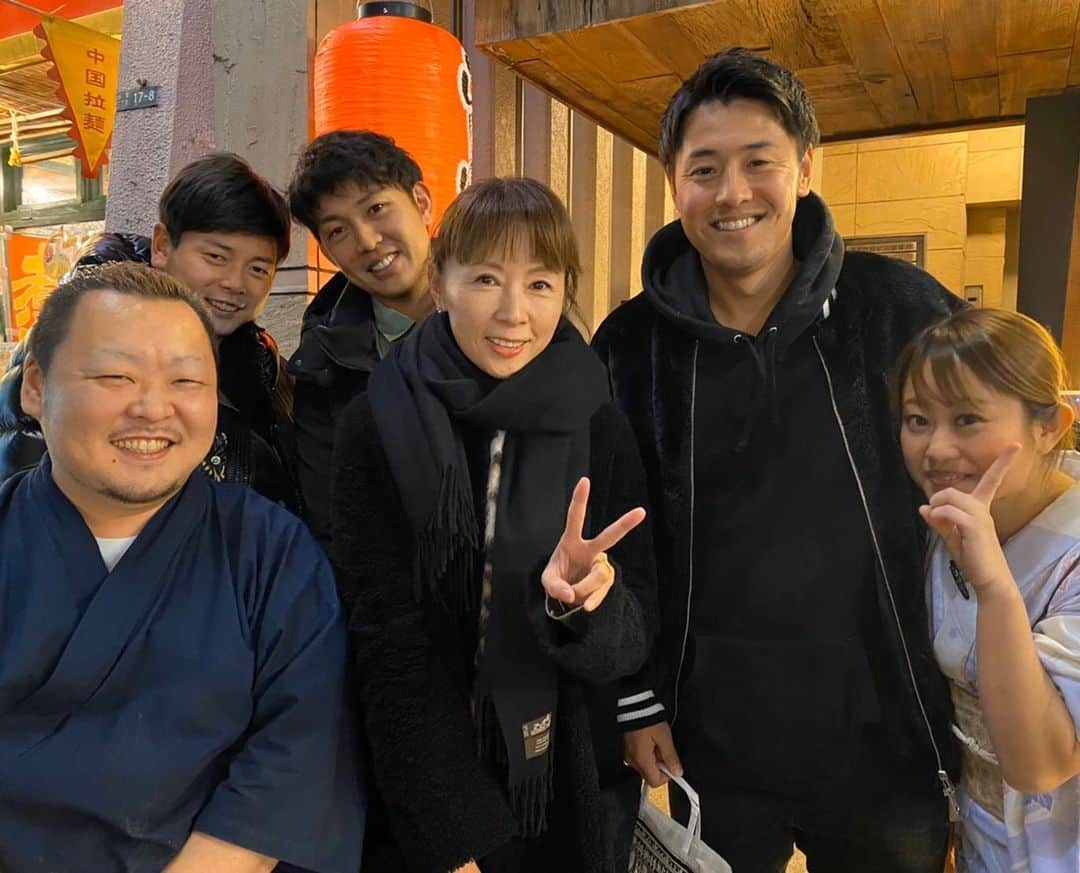 荒木貴裕のインスタグラム：「昨日はかがり屋納めしてきました☆ また来年もよろしくお願いします🙇‍♂️」