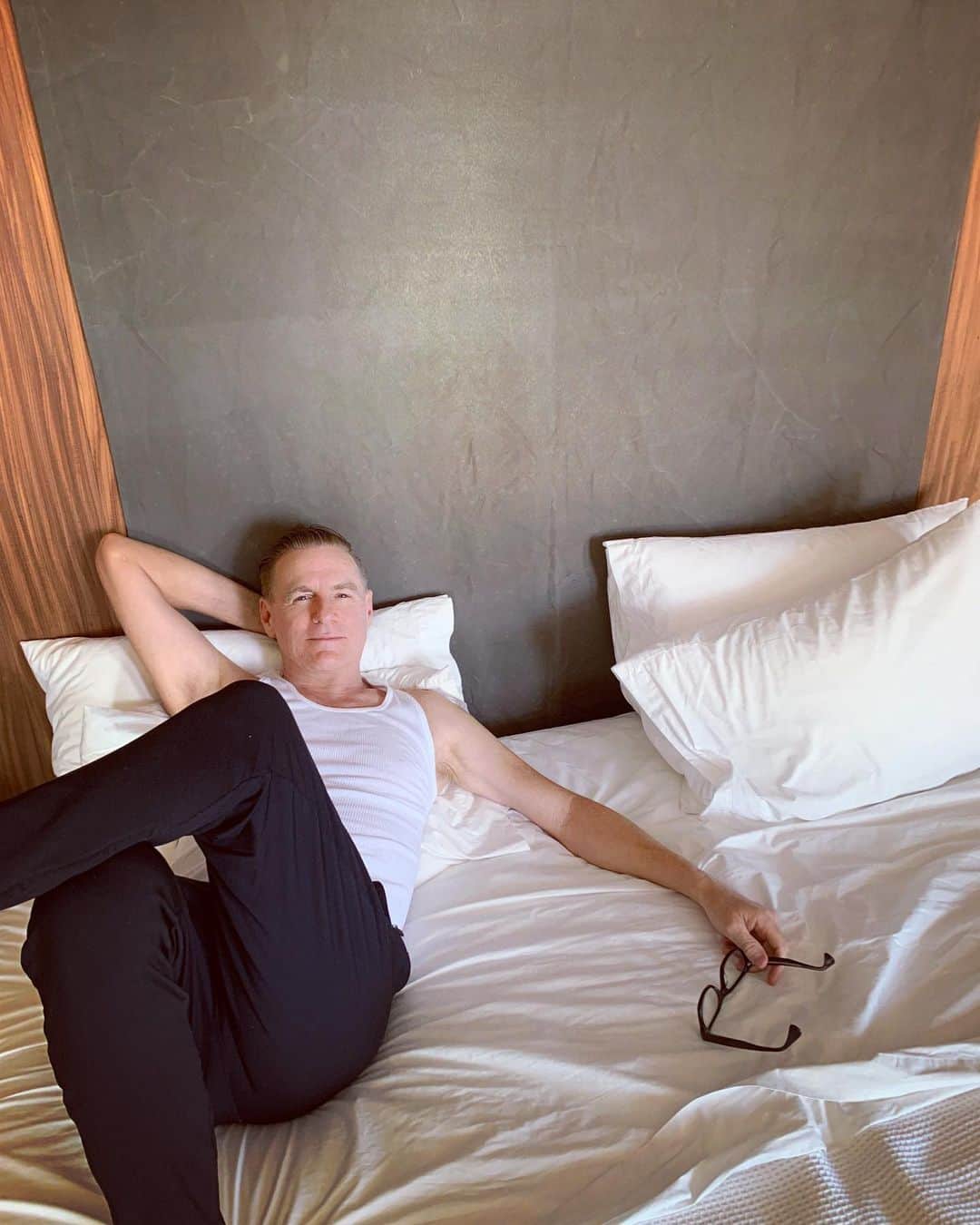 ブライアン・アダムスのインスタグラム：「On the road to Niagara, @Bunny snaps my photo #daughter #chilling #bryanadamsshinealight」