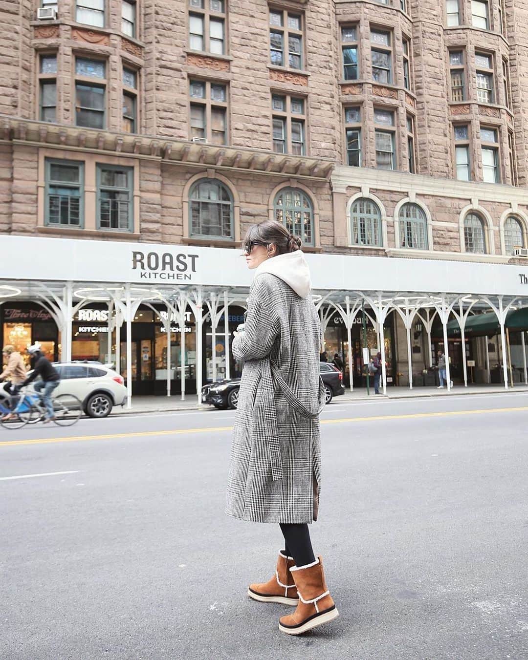 トムズシューズのインスタグラム：「"Feeling so warm and comfy in these TOMS boots this season. And I feel even better knowing that every TOMS purchase makes an impact." - @tatianasalia // #regram⁠⠀」