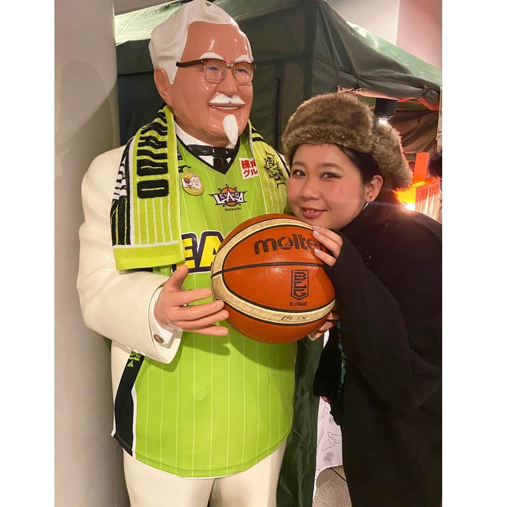 のインスタグラム：「「私たち幸せになります♡(げっへっへ、これでケンタッキー食い放題だぜ！あとは財産を手に入れるまでの辛抱だ)」みたいな写真が撮れた💁‍♀️　#2019年レバンガ納め」