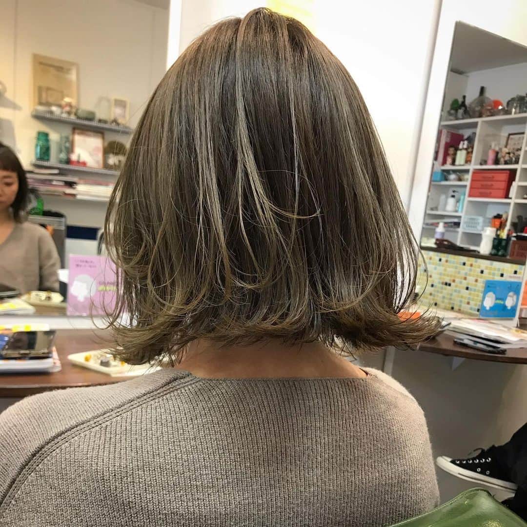 井上花実のインスタグラム：「ミドリエさん🌿💫💫 color.treatment / ¥10,800(+tax) 令和元年最後のカラー🥰 年内のご予約の空きはわずかです。 ご予約はお急ぎください🙌 : #ロンゴガール#ロンゴロンゴ#武雄美容室#武雄#武雄市#佐賀#佐賀美容室#オリーブアッシュ#オリーブベージュ #グラデーションカラー#外国人風#外国人風カラー#ハイライト #ミディアムヘア #オリーブカラー #オリーブグレージュ #hair#hairstyle#haircolor#fashion#マットカラー#ベージュカラー#ミディアム#アプリエ#アプリエカラー#イルミナ#イルミナカラー#武雄美容室ロンゴロンゴ」