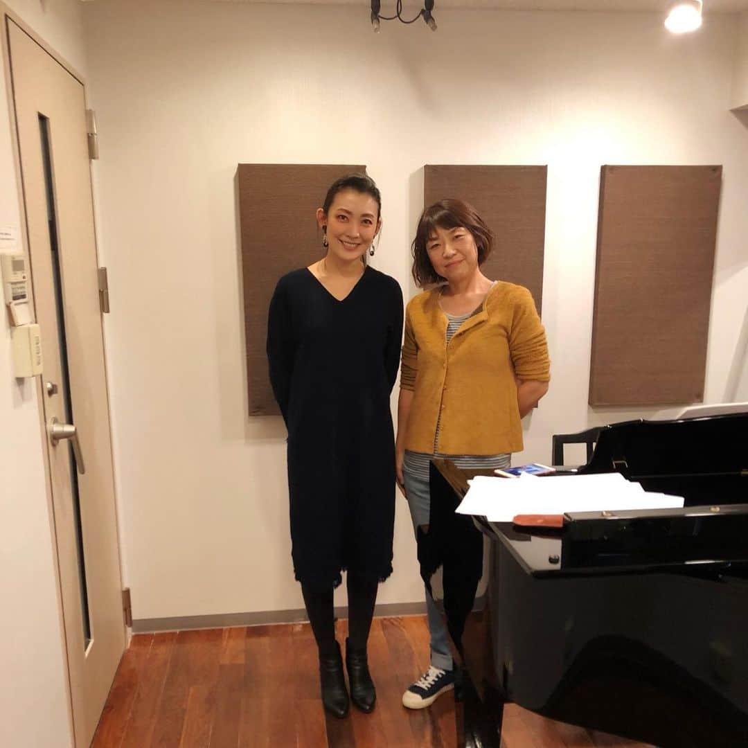 田中美里のインスタグラム：「今年の7月、レジェンドたちのシャンソン2019シリーズ〜歌と朗読で綴るシャンソン ・ド ・パリ〜シャンテ・シャンテ・シャンテ！ のスペシャルゲストとして朗読したご縁で、シャンソンのレッスンに通うことになりました。  歌の苦手な私がシャンソンだなんて今でも不思議。 「シャンソン歌ってみませんか？」とご縁を繋いでくださった高橋さん　@masahito5890 に感謝です。  そして、ゼロすぎるスタートをあたたかく見守ってくださったピアノの清水ゆかり さん　@yuka_ppie  にも感謝。  緊張したけど、楽しかったです。 歌の世界をじっくりと読み解きたいと思います。 ゆっくり続けられたらな。  #高橋正人　さん #清水ゆかり　さん #ありがとうございました  #シャンソン #レッスン #初心者 #田中美里」