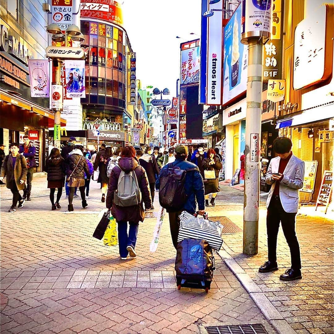 守谷日和さんのインスタグラム写真 - (守谷日和Instagram)「. 初東京単独ライブ「東京ウホウホ」完売御礼。ご来場ありがとうございました。初東京単独、別名、荷物パンパン単独、大阪から全ネタの衣装自分で持って来ての単独。13:40に劇場着いて14:00からリハして15:00から本番で16:00に終了。すごい凝縮単独。やって良かったです！楽屋に着くと菜摘さんから差し入れが。僕の単独には珍しく風船出てました。ありがとうございます。華やかになる。 . 前、お芝居一緒やった、ボクのサンキュウ。の東京メンバーがみんなで見に来てくれました。ありがたい。本当に。 . 現マネージャー(ミルクボーイも担当してるのでバタバタ君）とその兄　#コロナクラウン萬代　会えて嬉しいのか目の前でお互い触り合いのいちゃいちゃしとった。 . まあ、言わんで良いですか安定の差し入れ数。今回は2でした。久しぶりに０を回避。ありがとう。満席やのに。。いや、まっ、ええねんけど周りがいっぱいもらってるの見るからちょっと期待とかしてまうからさささ。 . 満席なったの本当に嬉しい。本当に。数年前じゃ考えられへん。 いつかまたやる！ . #守谷日和 #東京ウホウホ #単独ライブ #写真は時系列順」12月28日 21時27分 - moriyabiyori