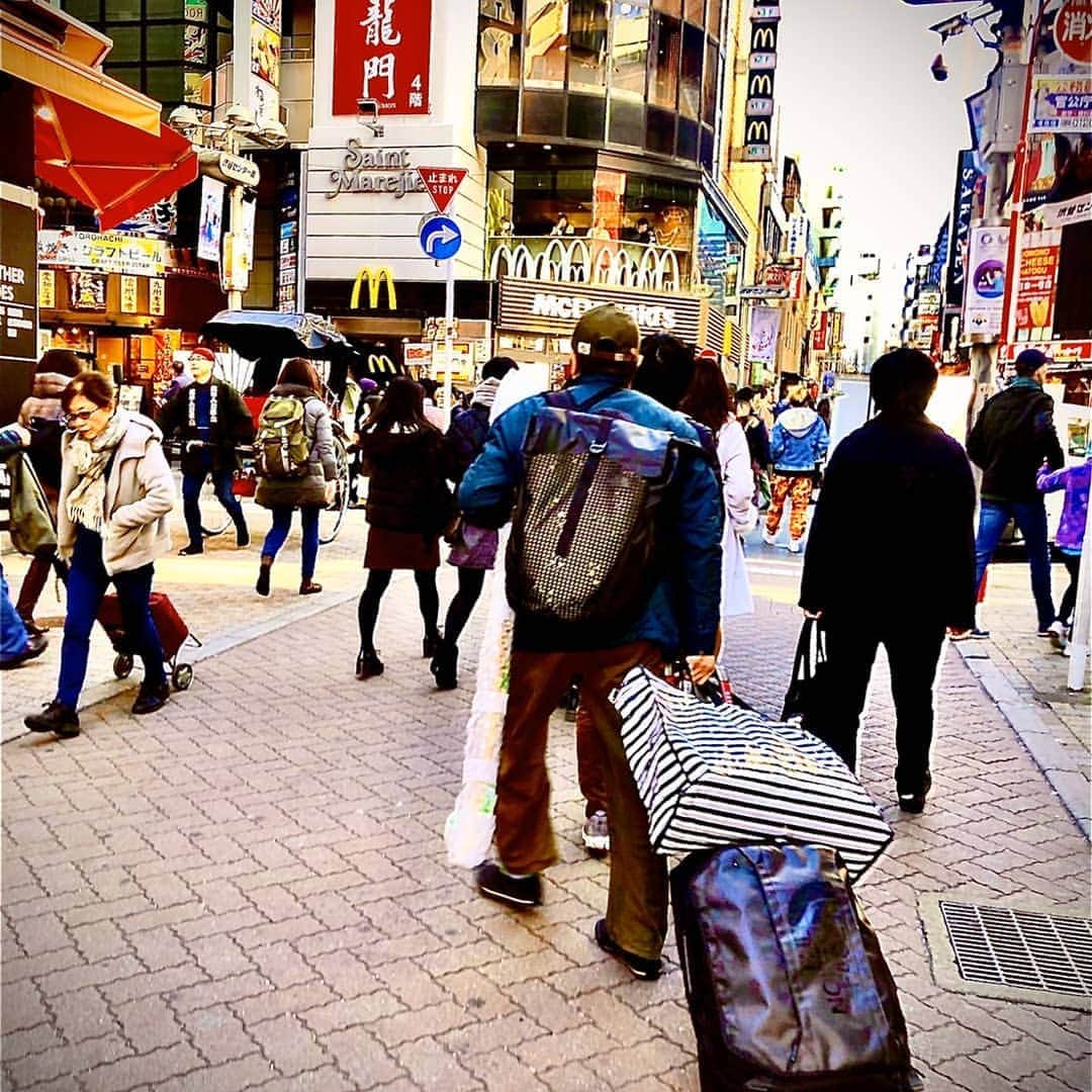守谷日和のインスタグラム：「. 初東京単独ライブ「東京ウホウホ」完売御礼。ご来場ありがとうございました。初東京単独、別名、荷物パンパン単独、大阪から全ネタの衣装自分で持って来ての単独。13:40に劇場着いて14:00からリハして15:00から本番で16:00に終了。すごい凝縮単独。やって良かったです！楽屋に着くと菜摘さんから差し入れが。僕の単独には珍しく風船出てました。ありがとうございます。華やかになる。 . 前、お芝居一緒やった、ボクのサンキュウ。の東京メンバーがみんなで見に来てくれました。ありがたい。本当に。 . 現マネージャー(ミルクボーイも担当してるのでバタバタ君）とその兄　#コロナクラウン萬代　会えて嬉しいのか目の前でお互い触り合いのいちゃいちゃしとった。 . まあ、言わんで良いですか安定の差し入れ数。今回は2でした。久しぶりに０を回避。ありがとう。満席やのに。。いや、まっ、ええねんけど周りがいっぱいもらってるの見るからちょっと期待とかしてまうからさささ。 . 満席なったの本当に嬉しい。本当に。数年前じゃ考えられへん。 いつかまたやる！ . #守谷日和 #東京ウホウホ #単独ライブ #写真は時系列順」
