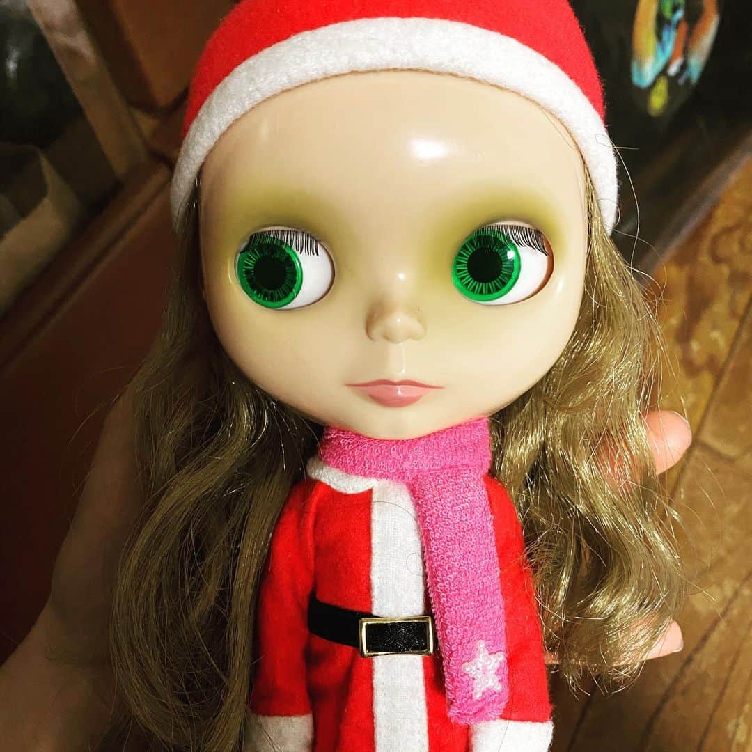 奥田恵梨華さんのインスタグラム写真 - (奥田恵梨華Instagram)「ブライスというお人形さん。10年くらい前にお下がりをもらって、その時にたくさん着せ替えのお洋服をもらったので、季節に合わせて着替えさせてるんだけど、その中に入ってたコレ。 なんだかわかりますか…？ 私はなんだかサッパリわからなくて、まさかふんどし？なわけないか。。。と、わからないまま放置して使ったことがなかったんだけど、こないだ友達と6歳のお子が遊びに来た時、ブライスの着せ替えして遊んでたらそのお子が、「ねーねー、このマフラーつけていーい？」と、、、 おおーーー！！！！！ マフラーーーー！！！！！ 巻いてみたらピッタリ。こりゃ確かにマフラーだわ〜！お子すげー！！！10年の謎が解けた！感謝！！！ ちなみにうちの子はわからなかった。 #ブライス #お人形遊び #着せ替え人形 #子供の発想 #6歳 ↑ブライスのハッシュタグ見たらみんなすんごいかわいくしてるのね！ うちはお子のおもちゃにしてるから髪ボッサーだし女子力低め、、、でもずっと飾っててわりとかわいがってるんだよ。」12月28日 21時29分 - erikaokuda_official