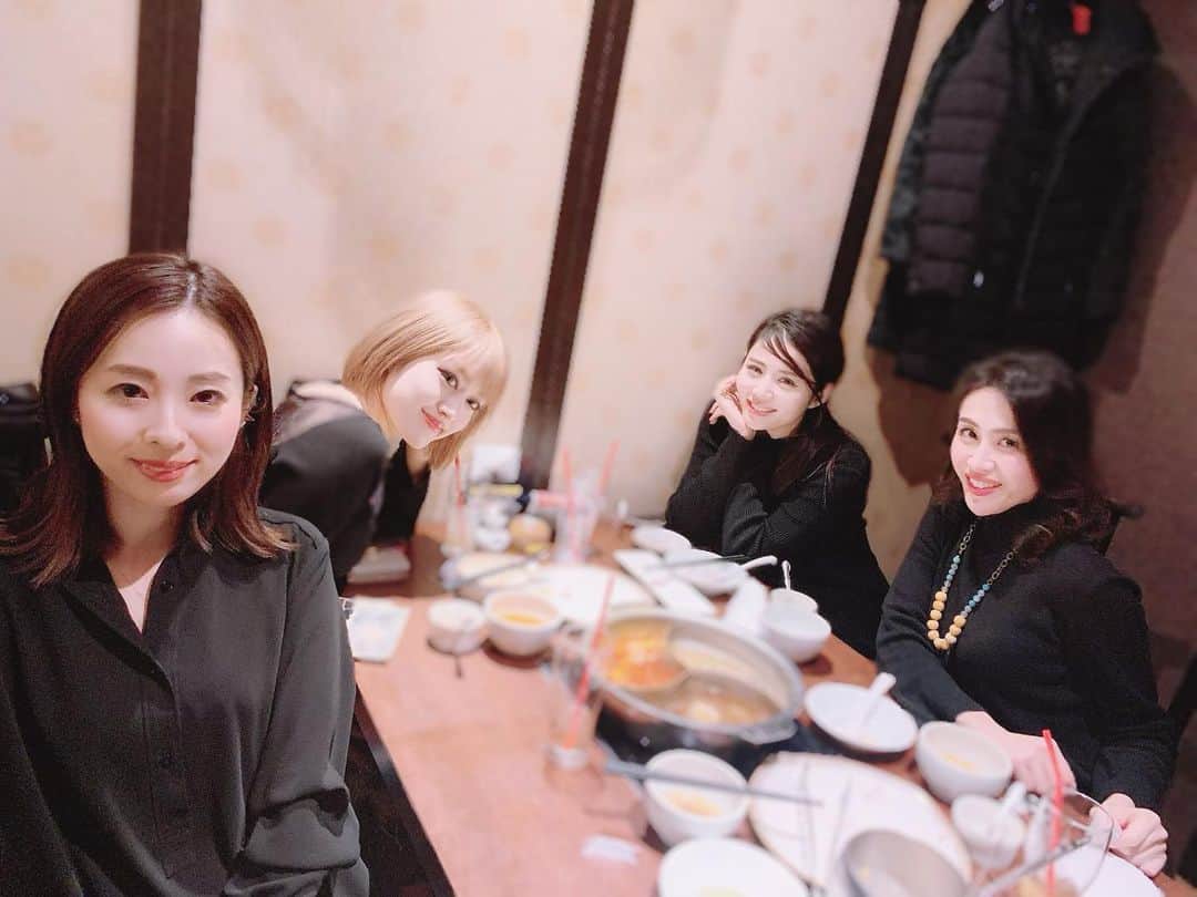 のインスタグラム：「. おねい様方に囲まれて大好きな火鍋🥘✨✨ 笑いが絶えない時間で、いつも通りおねい様方に育成されてきました😏♥️ . #火鍋　#みんな黒色　#忘年会　#女子会」