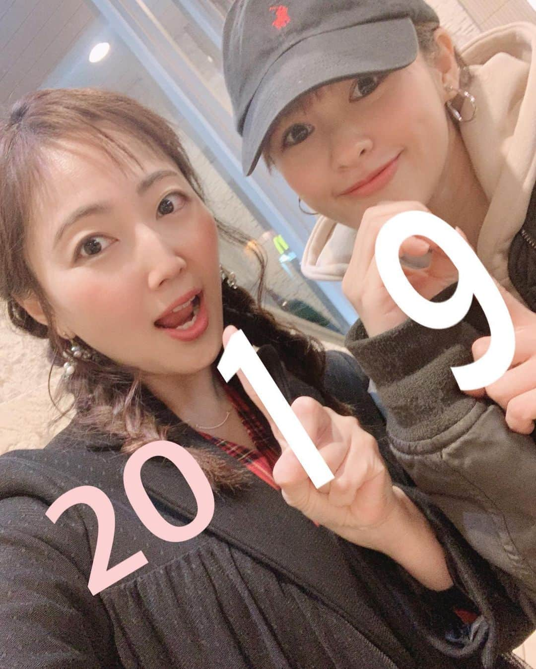 木南清香さんのインスタグラム写真 - (木南清香Instagram)「2019✨ ・ ・ 2019 年もあと3日…😳！ 今年もたくさんお世話になった 昆ちゃんとの忘年会🐗💭←今日じゃないよ。 ・ 年内に会えてよかった❤️ 忙しい中、ありがとう。 だいすきー。 #2019 #忘年会 #昆夏美#木南清香」12月28日 21時34分 - kinami_sayaka