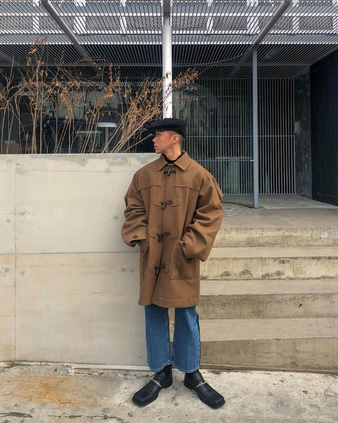 Junyoungさんのインスタグラム写真 - (JunyoungInstagram)「떡코 🔥 . . . #yproject #yproject_official #glennmartens #balenciaga #balenciagajeans #balenciagaparis #demnagvasalia #martinerose #kangol #kangolhat #acnestudios #vetements #lemaire #squaretoe #newsboycap #newsboy #dufflecoat #마틴로즈 #발렌시아가 #와이프로젝트 #캉골 #스퀘어토 #로퍼 #와프 #뉴스보이캡 #더플 #더플코트 #떡볶이코트 #떡코 #이태원」12月28日 21時40分 - yanggeng88