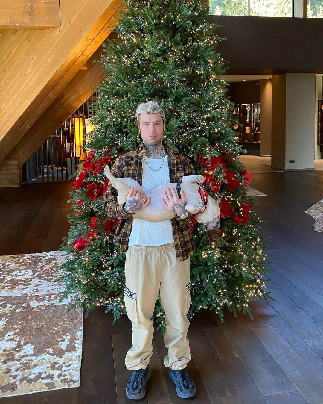 フェデスさんのインスタグラム写真 - (フェデスInstagram)「Anche voi appesantiti dal Natale? Grazie al direttore del @lefayresorts è stato bellissimo stringerla fra le mie braccia ❤️」12月28日 21時43分 - fedez