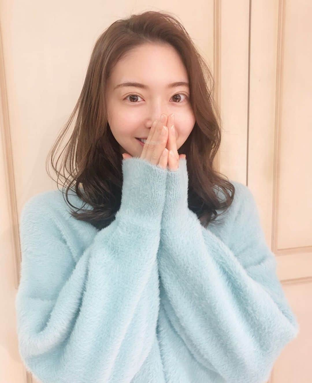 松田唯花さんのインスタグラム写真 - (松田唯花Instagram)「【2019年ラストのヘアサロン💇‍♀️】 今年最後に『FORTE表参道』へ✂️担当はもちろんいつもの平田あすかちゃん @forte.asuka 💕 もうずーっと担当してもらっているから、私の好みもわかってくれていてカットもカラーもパッと決まる😊 * カラーは「おいしそうな色」をテーマにチョコレートブラウン🍫広告案件があってあまり明るくできないので、前に比べてだいぶ暗めにしました！ 透明感、ツヤ感がある可愛い色❤️ * 炭酸ヘッドスパもしてスッキリ✨髪をキレイにするには頭皮をキレイにすることも大切。だから来るたびに炭酸ヘッドスパもお願いしています👍ふつうに洗うだけではとりきれない汚れも炭酸なら洗い流すことができるのです✨ * 最後に動画も載せました☺️髪がサラサラツヤツヤ、そしてふかふかに柔らかくなっているの伝わるかな？2019年最後に髪が生き返りましたっ🥰 平田さんありがとうございました！2020年もよろしくお願いします✂️💓 * 「今日ゆいかさんのフォロワーさんが私指名で来てくれましたー！」と平田さんが教えてくれました☺️お会いしたかったな🥺 平田さんは本当に上手なので、フォロワーさんも行ってくれてるって嬉しい💞 「ゆいかのSNSを見た」と伝えてもらうと、ご希望の方には5分くらいの簡単ヘアアレンジを無料で(!)平田さんがしてくれるそうです👏デート前や女子会前にぜひ😍✨ #forte #haircolor #hairstyle #hairsalon #hairstyles #haircut #omotesando #beauty #mercuryduo #ヘアカット #ヘアサロン #プラチナトリートメント #炭酸ヘッドスパ #ヘアスタイル #ヘアカラー #チョコレートブラウン #マーキュリーデュオ #表参道 #フォルテ #美容 #フォルテ表参道」12月28日 21時58分 - yuika_matsuda.official