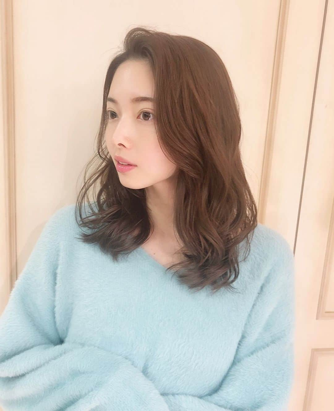 松田唯花さんのインスタグラム写真 - (松田唯花Instagram)「【2019年ラストのヘアサロン💇‍♀️】 今年最後に『FORTE表参道』へ✂️担当はもちろんいつもの平田あすかちゃん @forte.asuka 💕 もうずーっと担当してもらっているから、私の好みもわかってくれていてカットもカラーもパッと決まる😊 * カラーは「おいしそうな色」をテーマにチョコレートブラウン🍫広告案件があってあまり明るくできないので、前に比べてだいぶ暗めにしました！ 透明感、ツヤ感がある可愛い色❤️ * 炭酸ヘッドスパもしてスッキリ✨髪をキレイにするには頭皮をキレイにすることも大切。だから来るたびに炭酸ヘッドスパもお願いしています👍ふつうに洗うだけではとりきれない汚れも炭酸なら洗い流すことができるのです✨ * 最後に動画も載せました☺️髪がサラサラツヤツヤ、そしてふかふかに柔らかくなっているの伝わるかな？2019年最後に髪が生き返りましたっ🥰 平田さんありがとうございました！2020年もよろしくお願いします✂️💓 * 「今日ゆいかさんのフォロワーさんが私指名で来てくれましたー！」と平田さんが教えてくれました☺️お会いしたかったな🥺 平田さんは本当に上手なので、フォロワーさんも行ってくれてるって嬉しい💞 「ゆいかのSNSを見た」と伝えてもらうと、ご希望の方には5分くらいの簡単ヘアアレンジを無料で(!)平田さんがしてくれるそうです👏デート前や女子会前にぜひ😍✨ #forte #haircolor #hairstyle #hairsalon #hairstyles #haircut #omotesando #beauty #mercuryduo #ヘアカット #ヘアサロン #プラチナトリートメント #炭酸ヘッドスパ #ヘアスタイル #ヘアカラー #チョコレートブラウン #マーキュリーデュオ #表参道 #フォルテ #美容 #フォルテ表参道」12月28日 21時58分 - yuika_matsuda.official