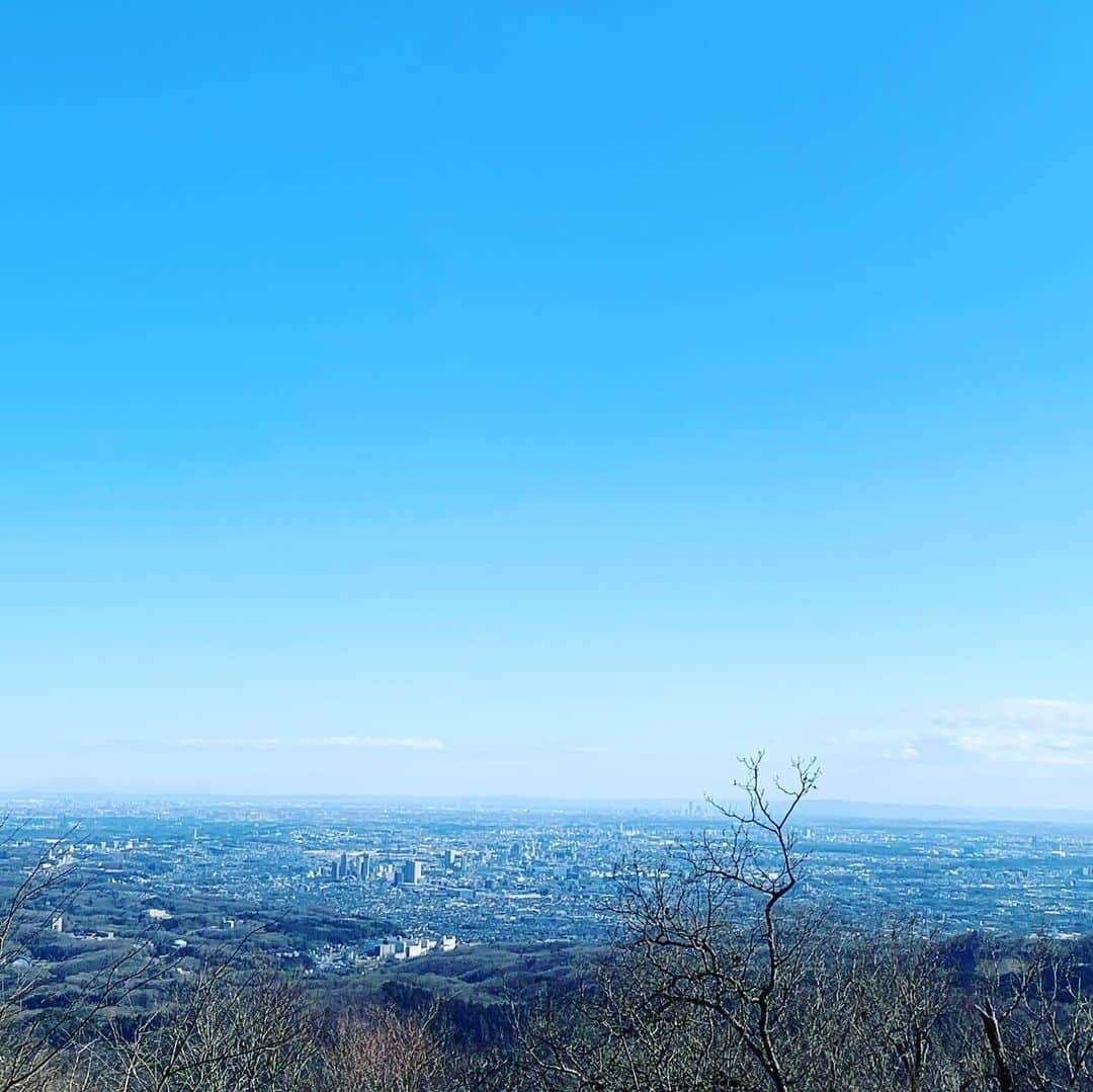 マイア・ヒラサワさんのインスタグラム写真 - (マイア・ヒラサワInstagram)「Couldn’t sleep. Climbed a mountain with my not very mountain friendly shoes. Had a lot of time to think. Went to onsen (hot spring spa) and then back to busy Tokyo again. This was a good day. Can really recommend climbing Mount Takao❤️」12月28日 21時57分 - maiahirasawa