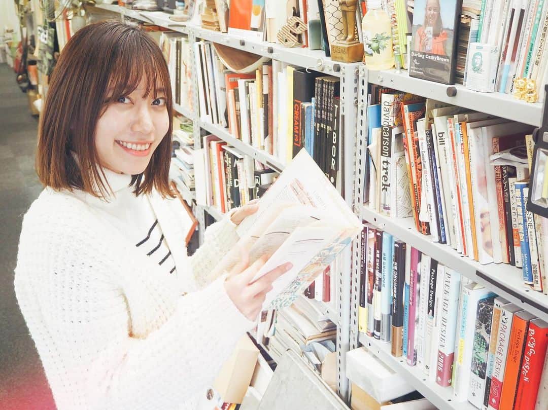 辻詩音のインスタグラム：「SOLDOUTしていた、1/11(土)誕生日ワンマンライブ「夢中夜」のおうちでライブビューイングチケットが発売になりました👸 リアルタイムでスマホとかパソコンでライブ観れるようにするよ📺 遠くに住んでてライブに行けない〜！ってみんなも、寒いから家でぬくぬくライブ観たい〜！ってみんなも、海外のみんなも、これを機にぜひ📚(詳細はHPへ🏃‍♀️) スタッフのみなさんの力をお借りして頑張るけど、初めての試みなので、映像トラブルあるかもしれませんが許して😘 みんなと同じ時間を過ごせるのが嬉しい..！ #辻詩音 #music #singersongwriter #夢中夜 #渋谷 #shibuya」