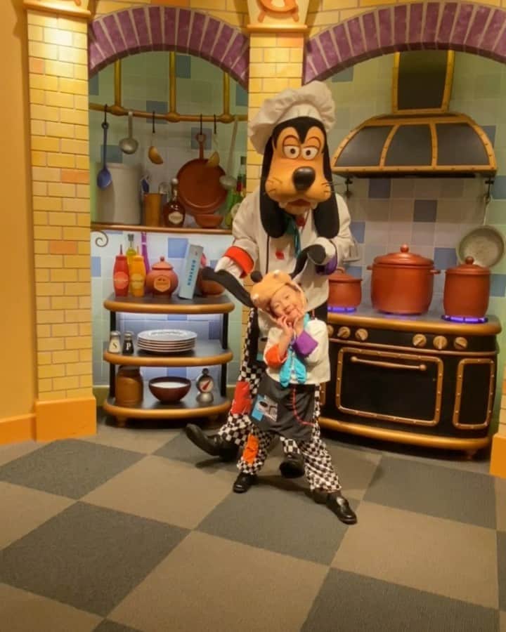 tiahy__のインスタグラム：「Goofy’s Kitchen🍴. . . . .  Let's cook together!. . . 毎年行っていたGoofy’s Kitchen. Mickeyがいなくなってしまったのは寂しいけど、 Goofyがたくさん遊んでくれました♡. . . . ここのcastさんが、去年Mickeyのcostumeで来てたよね？と声をかけてくれて、一年前と同じcastさんだったことにも驚きましたが、毎日多くのguestがいるにも関わらず、覚えててくれたことにびっくり！！. . . . Thank you so much Goofy and cast members. . . もうすぐ年末. Tokyodisneyresortにも早く行きたいなぁ♡. . #goofy_taia #disneyland#disneychristmas #taia_birthday #birthday #californiaadventure #goofy #taiacostume」
