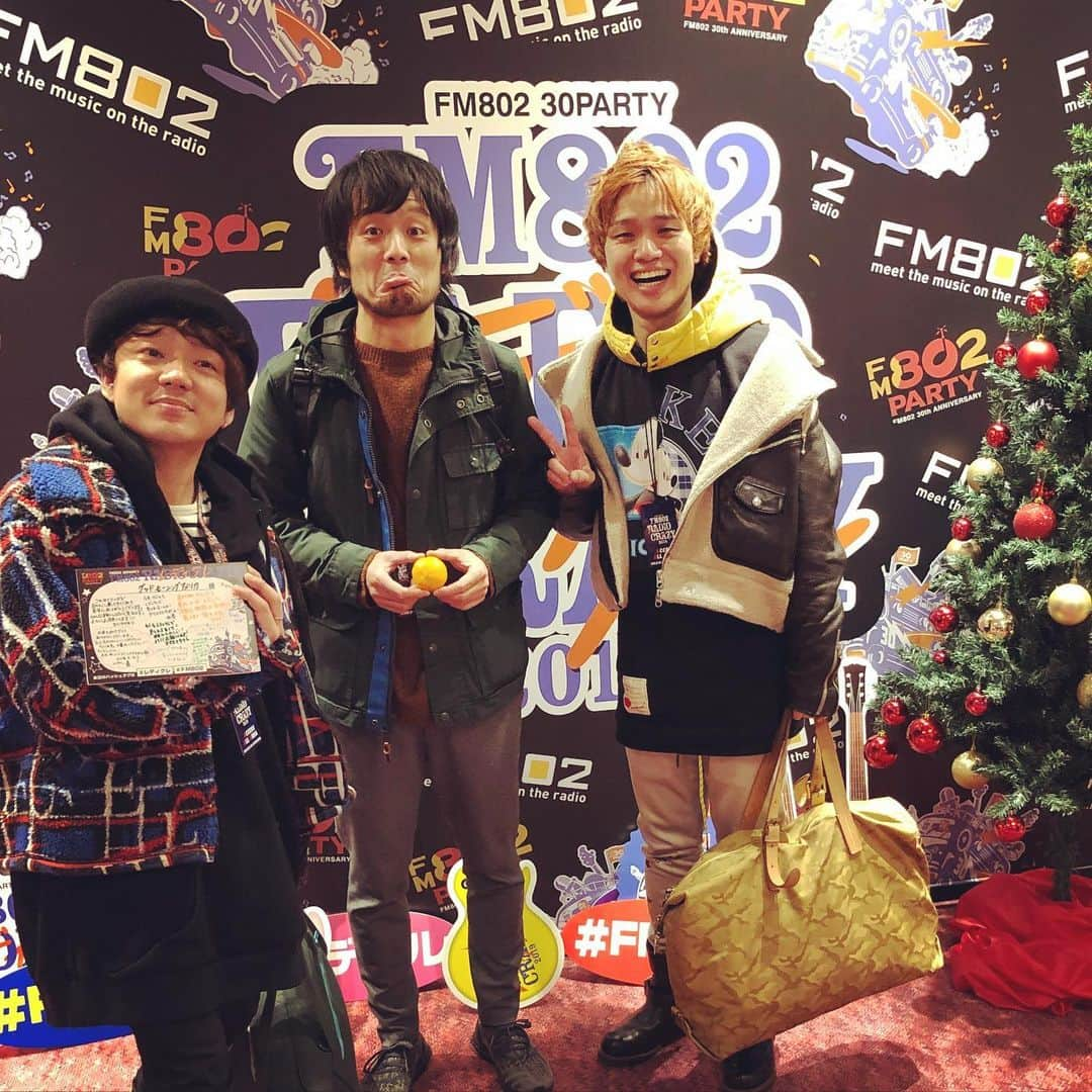 ペギさんのインスタグラム写真 - (ペギInstagram)「レディクレのおもひで #なんか幸一さんが #偶然久しぶりに会った友達みたい笑 #グッドモーニングアメリカです！！ #の人 #MCがエモい人 #最近よりエモい人 #グドモに僕を誘ってくれた人 #なぜかみかんを見せてくる人 #わたなべのなべがめちゃくちゃ難しい漢字の人 #この人のギターを聴くのもあと数回 #幸ちゃんありがとう #ここにいる人全員AB型」12月28日 21時52分 - americapegi