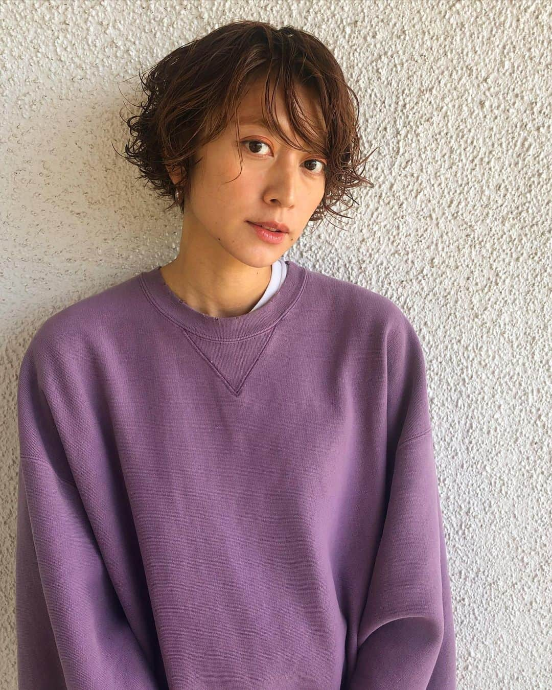 EMILY/BLUEさんのインスタグラム写真 - (EMILY/BLUEInstagram)「2019年最後のヘアチェンジーっ😊 前回よりパーマをきつめにかけてもらい、 更にちょっと短くカット💇🏻‍♀️ さっぱりー！ これは前髪ある風のスタイリングぅ〜👍🏼 #wakuna #coordinate #ootd #haircut #hairsalon #todayful #hairstyle #outfit #コーディネート #ファッション #ショートカット #ママファッション #ママコーデ #カジュアルコーデ #ショートヘア #ヘアカット #パーマヘア #鎌倉」12月28日 21時52分 - emilybluejewelry0220