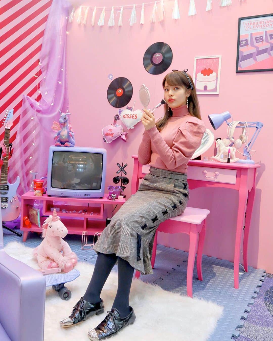小沼瑞季さんのインスタグラム写真 - (小沼瑞季Instagram)「🍓🍰🍓🍰﻿ ﻿ ﻿ 今日から始まったヒルトン東京ベイ﻿ ストロベリーデザートビュッフェ﻿ 『Strawberry Playroom』🍓🍰💕﻿ ﻿ "おもちゃ箱をひっくり返したような﻿ 女の子の夢と遊び心を詰め込んだプレイルーム"がテーマ💗﻿ 可愛すぎる世界観で統一されたデザート達...💭💘﻿ ピンクでポップでめちゃくちゃ可愛いー😍！！！﻿ フォトスポットもあるんだよ❣️（2枚目♡）﻿ ﻿ いちごのシフォンケーキや﻿ いちごのムースのケーキ﻿ 雲みたいなレアチーズケーキなどなど﻿ どれも本当に可愛すぎる、、😂💖﻿ （大きなケーキは特別に置かせていただきました🎂）﻿ 特に美味しかったのが苺の乗ったカップケーキ🧁🍓﻿ 生地しっとり生クリーム濃厚で美味しすぎた🥺💖﻿ ﻿ 本日から4月12日までの土日祝限定で﻿ 開催されてるみたいだよ🍓🍓🍓﻿ ﻿ ﻿ #hiltontokyobay#hiltontokyo#strawberrysweets#tokyocafe#ヒルトン東京ベイ#ヒルトン東京#ストロベリープレイルーム#ストロベリーデザートビュッフェ#ストロベリービュッフェ#東京カフェ#千葉カフェ#カフェ巡り#フォトジェニック#먹스타그램#카페#데일리#카페스타그램#スイーツ女子#スイーツ部#スイーツ巡り#みいきのカフェめぐり☕️🍰」12月28日 21時59分 - mizukikonuma