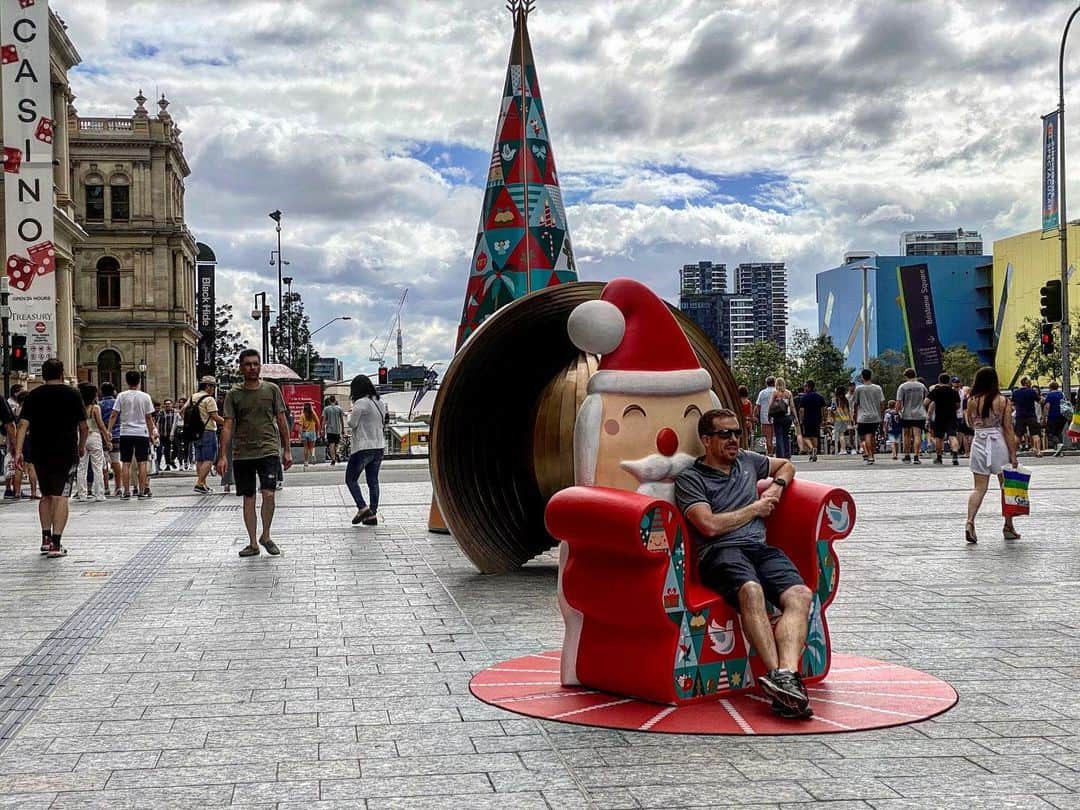 渡辺由布子さんのインスタグラム写真 - (渡辺由布子Instagram)「🇦🇺 ・ Hello, summer #Australia ! #Christmas always goes so fast, but still here🎄🎅 ・ 真夏の#オーストラリア へ！ 日本のクリスマスツリーはあっという間に撤収されてしまうけれど、この街ではまだまだクリスマス気分を味わえて、ココロオドル♡  やっぱり諦められなくて、渡航前日に慌てて購入した @iphone11pro.official が最強！夜景モードが一眼レフ級！自分へのクリスマスプレゼント🎁  #年越し海外 #カウントダウン #christmasvibes  #christmascolor #holiday  #summer #bridge  #newyearstrip #NYE 📍　#StoryBridge #Brisbane #Australia #🇦🇺」12月28日 22時00分 - watanabe_yuko