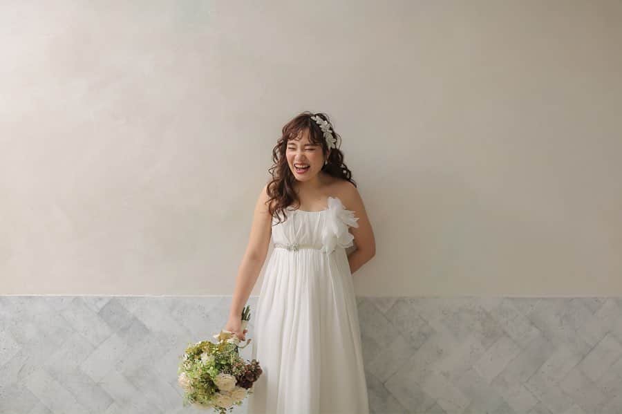 スタジオANさんのインスタグラム写真 - (スタジオANInstagram)「【12月29日 ブライダルフェア開催】 .﻿ ﻿ ﻿ ﻿ .  今日の撮れたて♡﻿ ﻿ 笑顔のステキな花嫁さま！！﻿ ﻿ とっても明るく笑いの絶えない撮影でした^ ^﻿ ﻿ ダウンスタイルも可愛い♡♡♡♡ . Photographer:yamaguchi @t_yamaguchi_wedding  Hair make:masuyama @tomomi.hm_studioan  @studio_an  @decollte_weddingphoto . ------------------------------------ ⚠️STUDIO AN NEWS⚠️ お得なキャンペーンやフェアは画像を スワイプ👆🏻してチェックしてくださいね⭐️ ▷▶︎▷12月28日、29日 ブライダルフェア 2019年最後のブライダルフェアです‼︎ 当日にご成約いただくと“選べる10大特典” など豪華特典が!! お電話もしくはwebよりご予約ください☻ ▷▶︎▷屋内庭園リニューアル 2019年12月 屋内庭園に“猪目窓”のセットが 新登場⚐⚑⚐゛ 可愛さと伝統を大切にしたお気に入りの1枚を 残しませんか？♡ ▷▶︎▷梅ロケーション受付中❁ 美しい梅の花で撮影しませんか？ 例年、2月中旬〜3月上旬まで楽しめます。 ▷▶︎▷早得割引 2020年1月以降の撮影をお申し込みのおふたりに お得なキャンペーンをご用意しました!! お打ち合わせのご予約はお電話もしくは. Web予約フォームをご利用ください☻ ☎︎092-738-6677 ------------------------------------ . ﻿ ﻿ . #weddingphoto #スタジオAN #結婚写真 #前撮り #福岡花嫁 #長崎花嫁 #佐賀花嫁 #ウェディングフォト  #2020春婚 #2020夏婚 #令和婚 #新年 #着物  #福岡花嫁  #プレ花嫁 #白無垢 #おしゃれさんと繋がりたい #巻きおろし #チェリフォト #ポートレート #ブライダルフェア #ヘアアレンジ #makeup #メイクアップ#ナチュラル #ドライフラワー #ロングヘアアレンジ」12月28日 22時01分 - studio_an